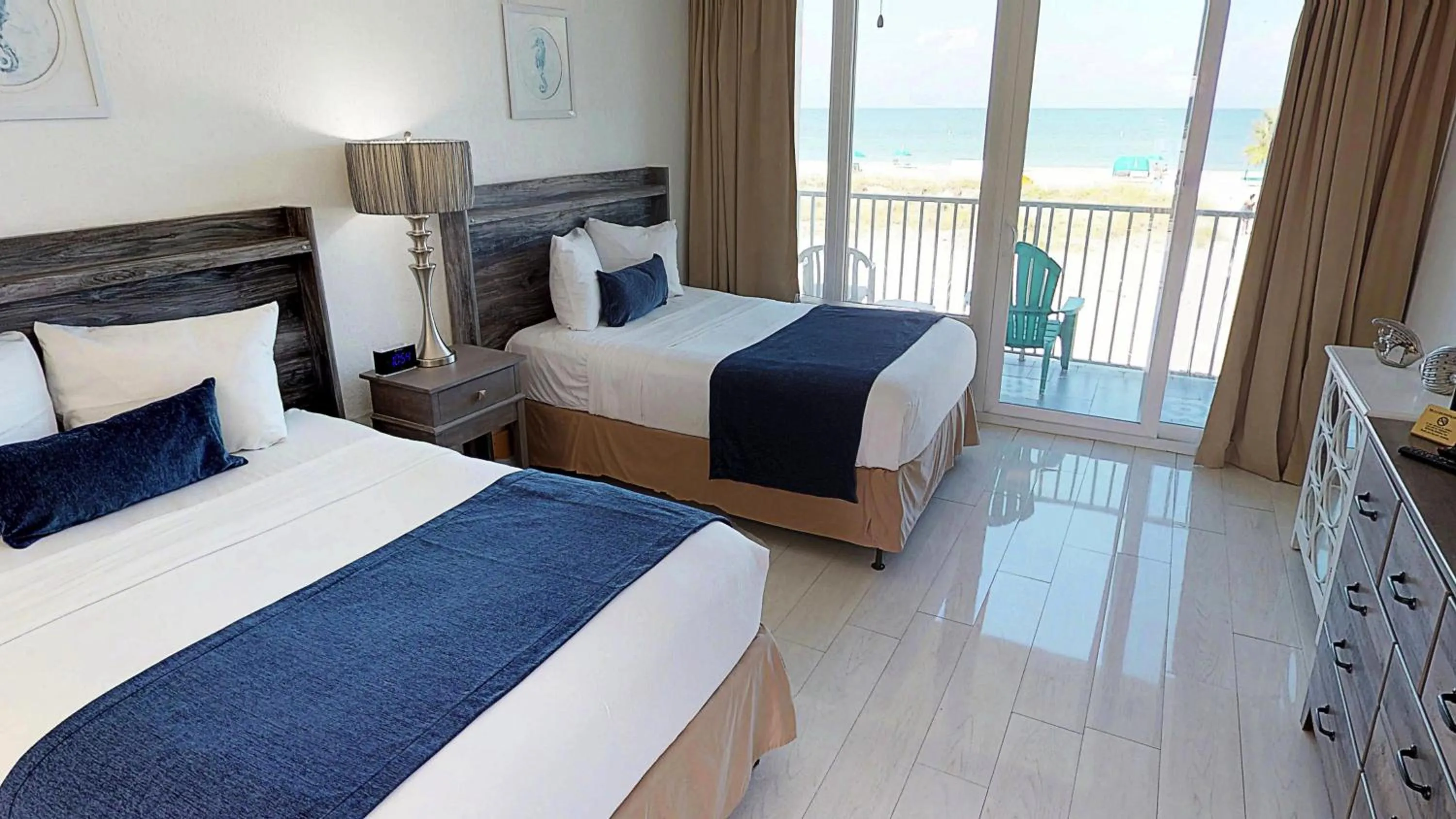 Balcony/Terrace, Bed in Island Inn Beach Resort
