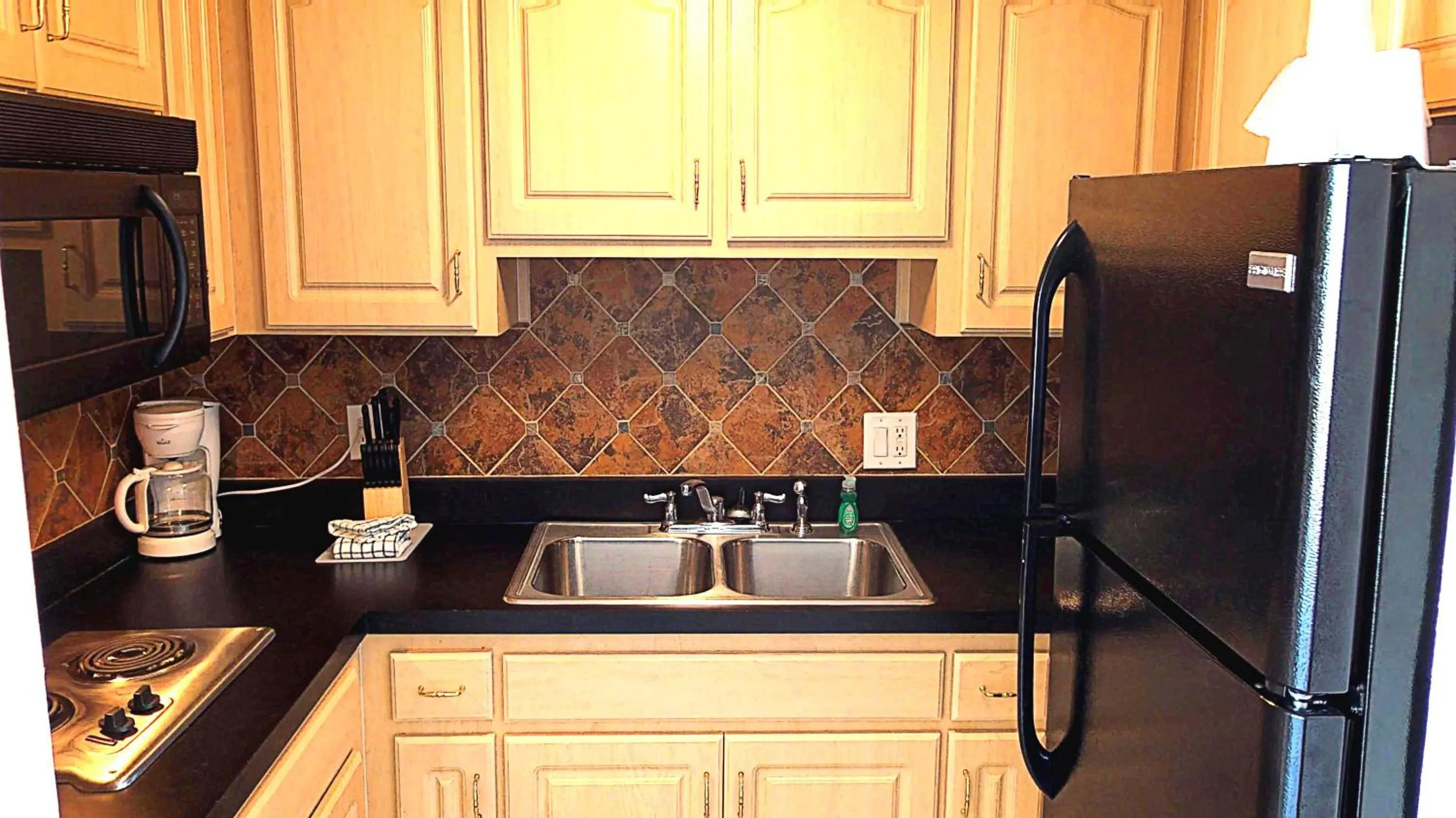 Kitchen or kitchenette in Island Inn Beach Resort