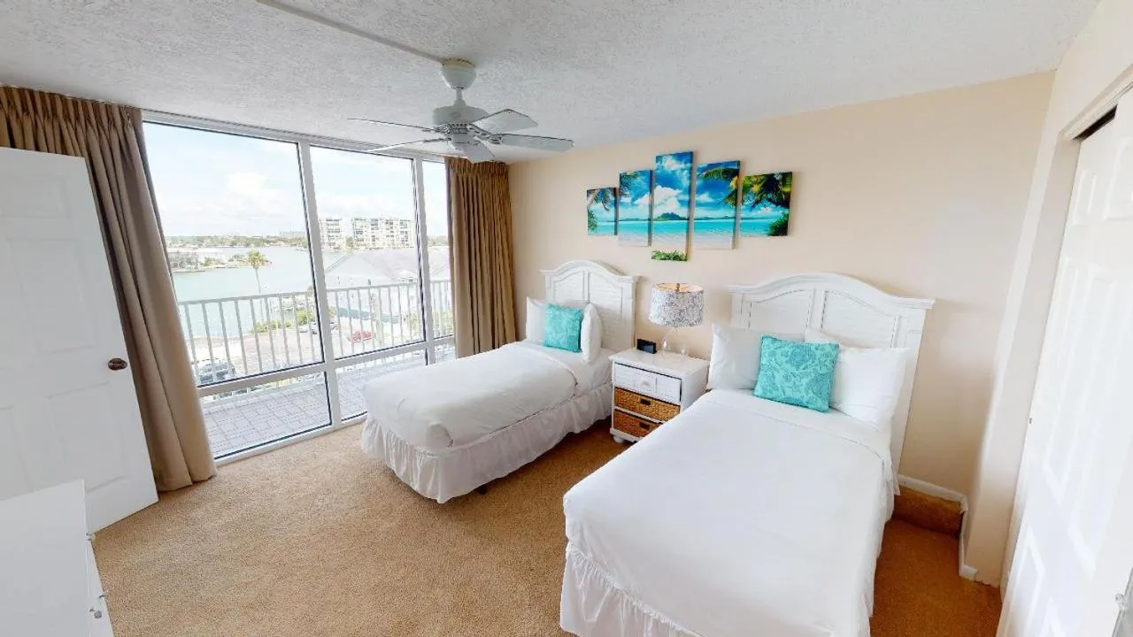 Bedroom, Bed in Island Inn Beach Resort