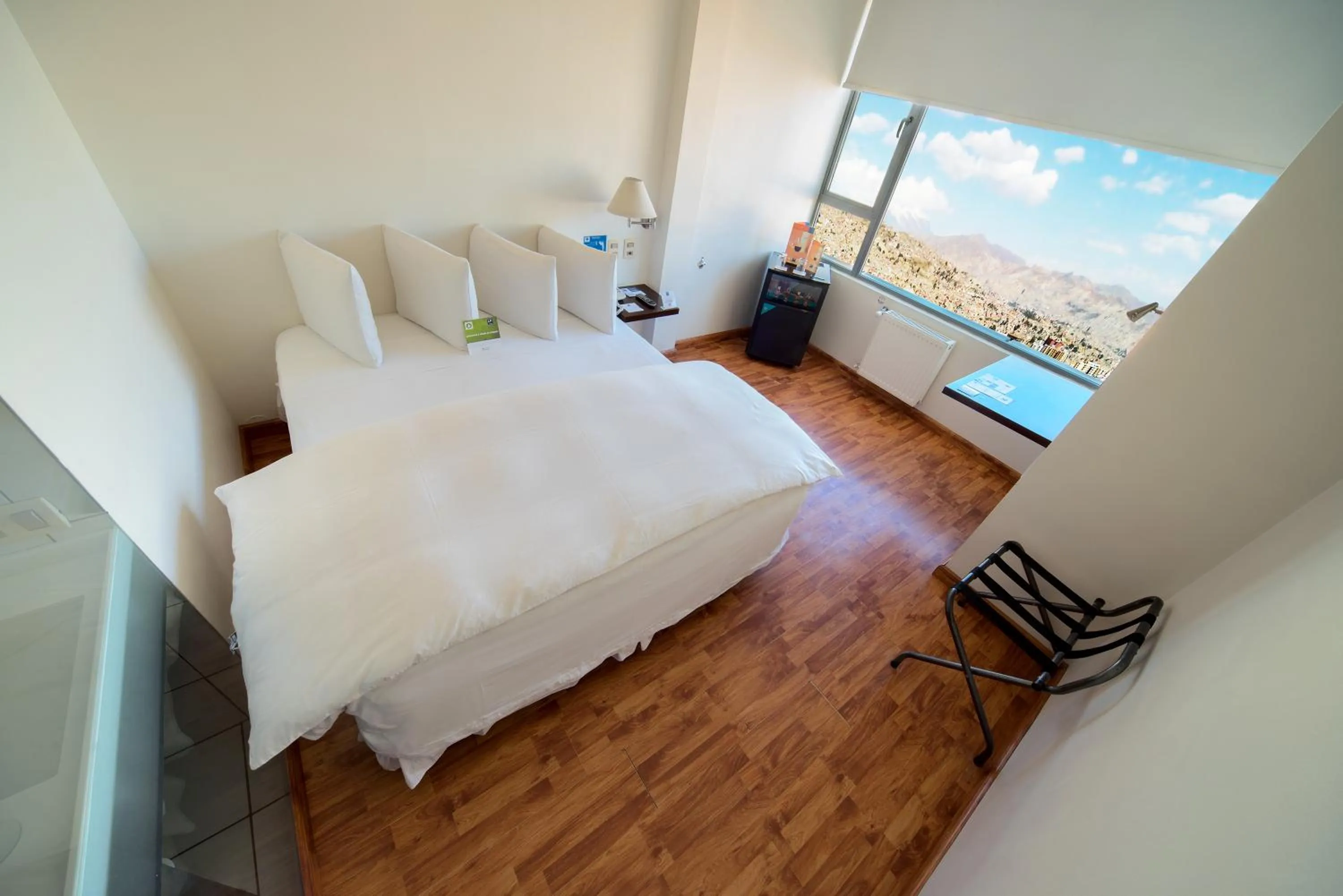 Shower, Bed in Hotel LP Columbus