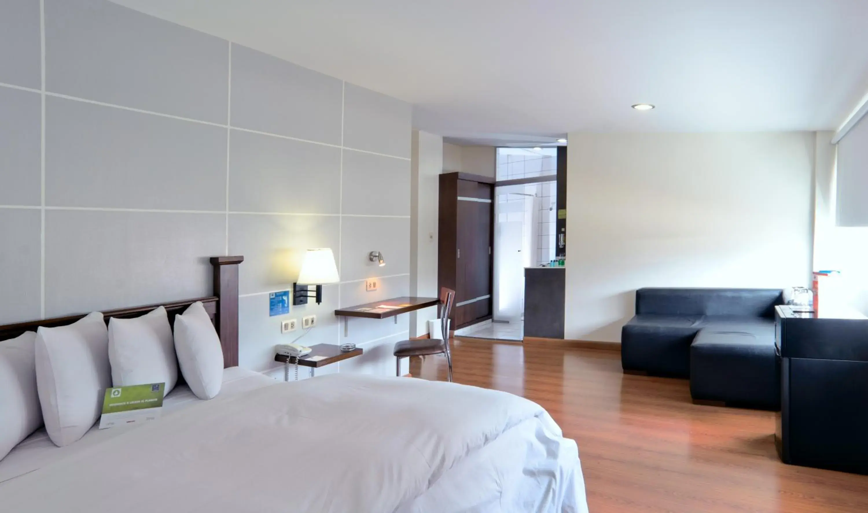 Shower, Bed in Hotel LP Columbus Shower, Bed in Hotel LP Columbus