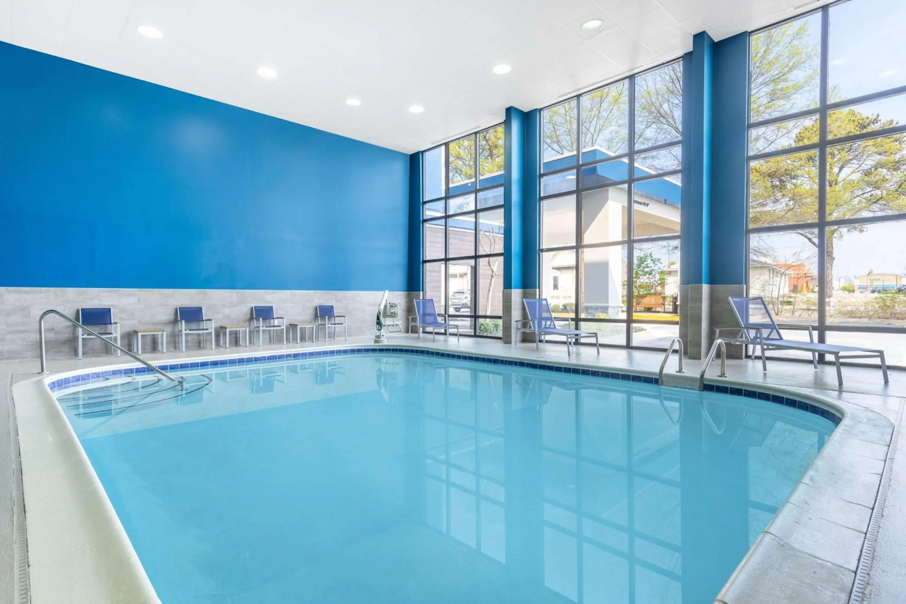 Pool view in Hampton Inn Richmond/Midlothian Turnpike