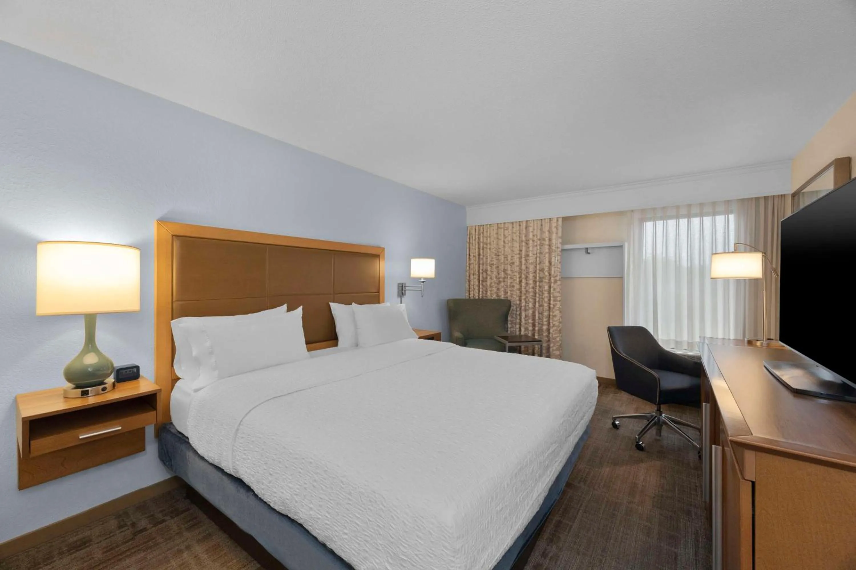 Bed in Hampton Inn by Hilton Milford