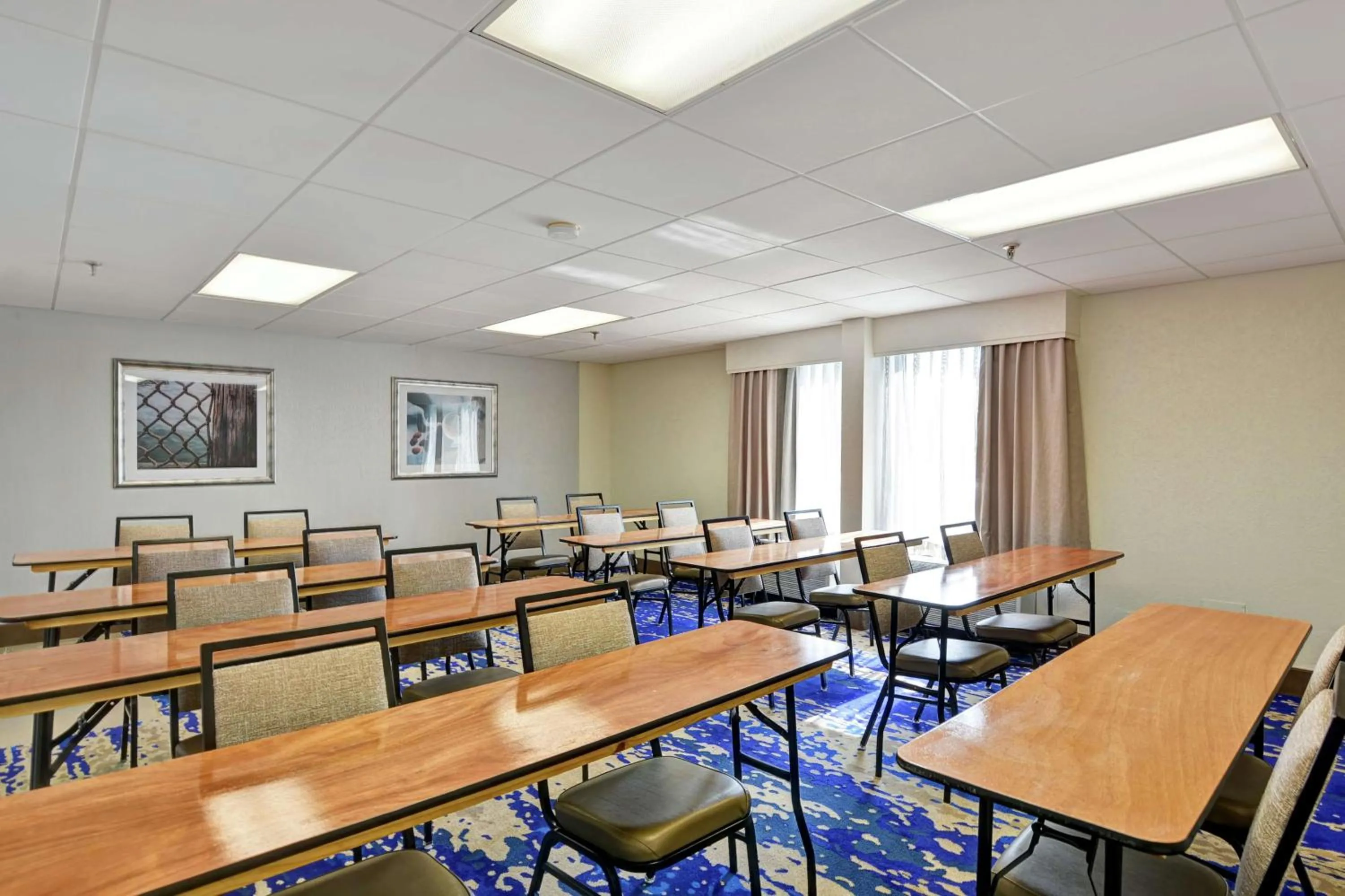 Meeting/conference room in Hampton Inn by Hilton Milford