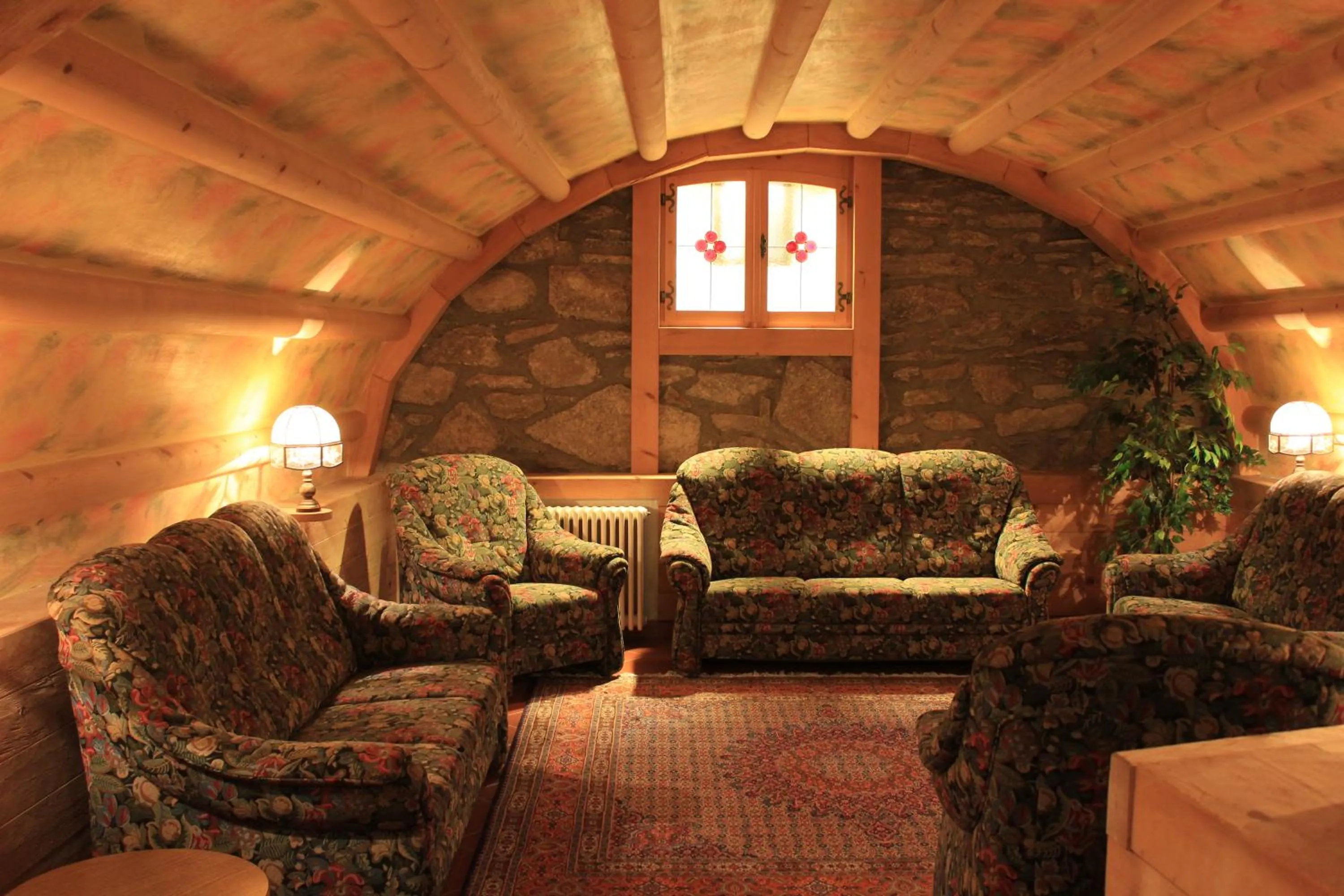 Communal lounge/ TV room in Hotel Ottoz Meublé