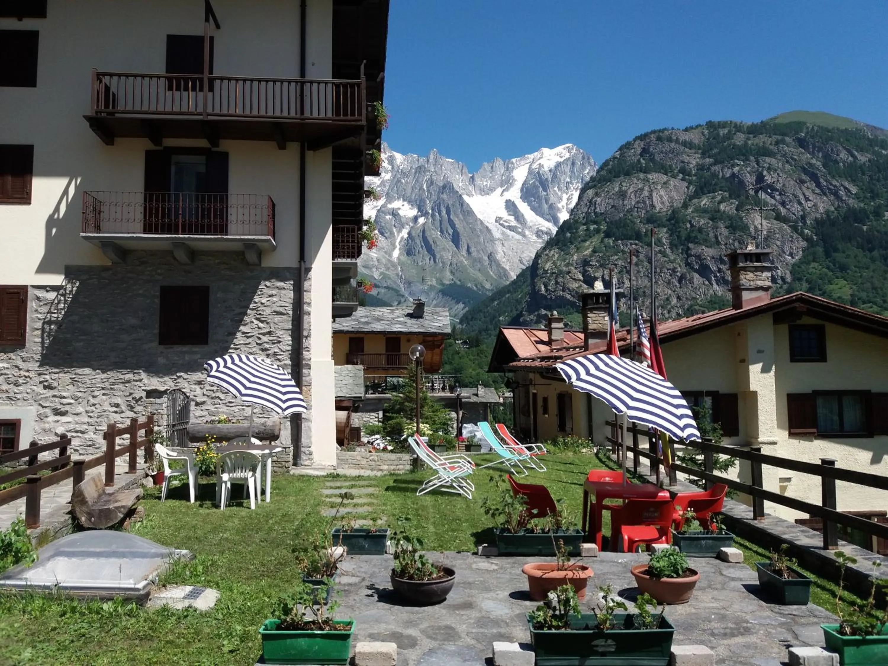 Property building in Hotel Ottoz Meublé