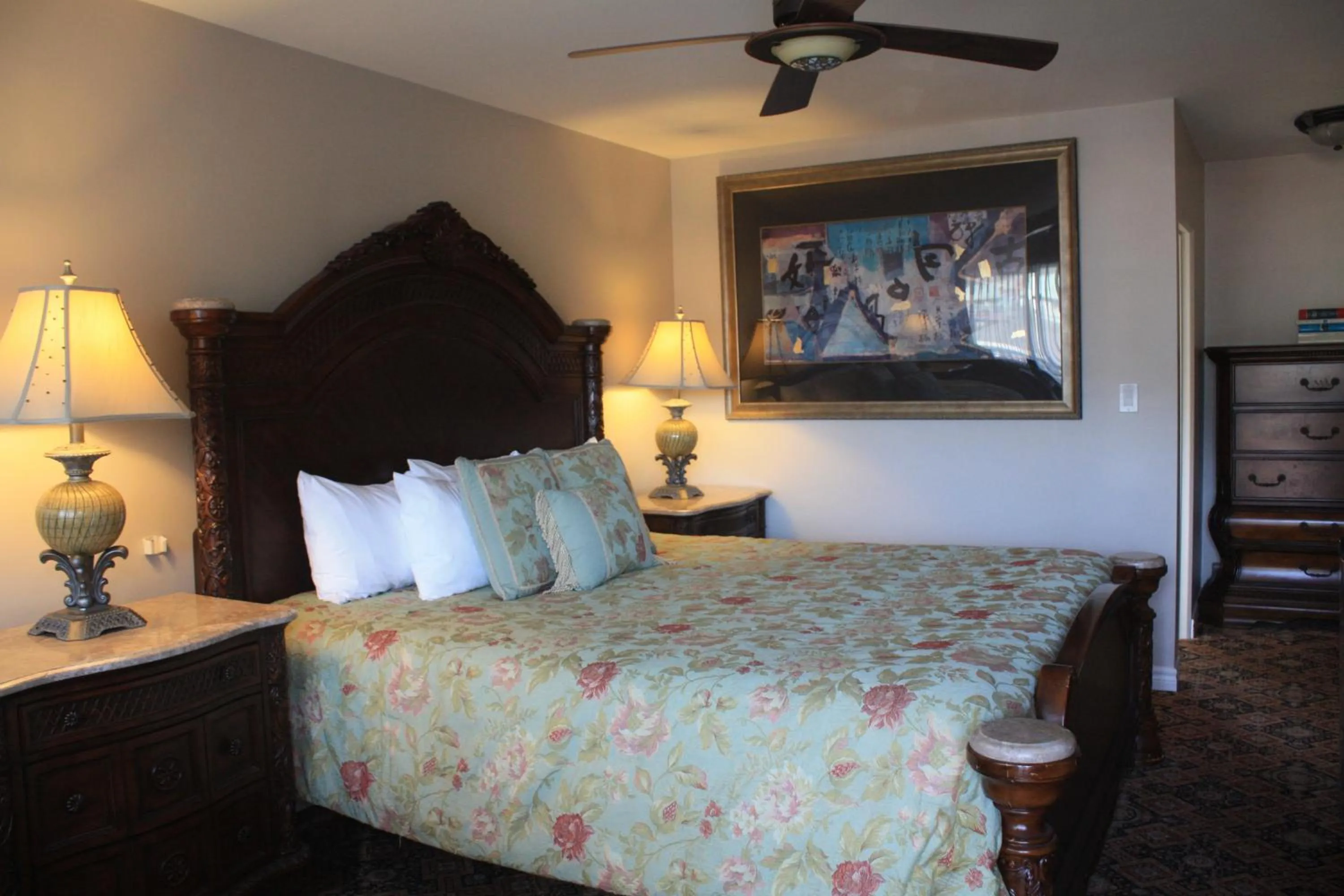 Mountain view, Bed in The Classic Horseshoe Bay Motel