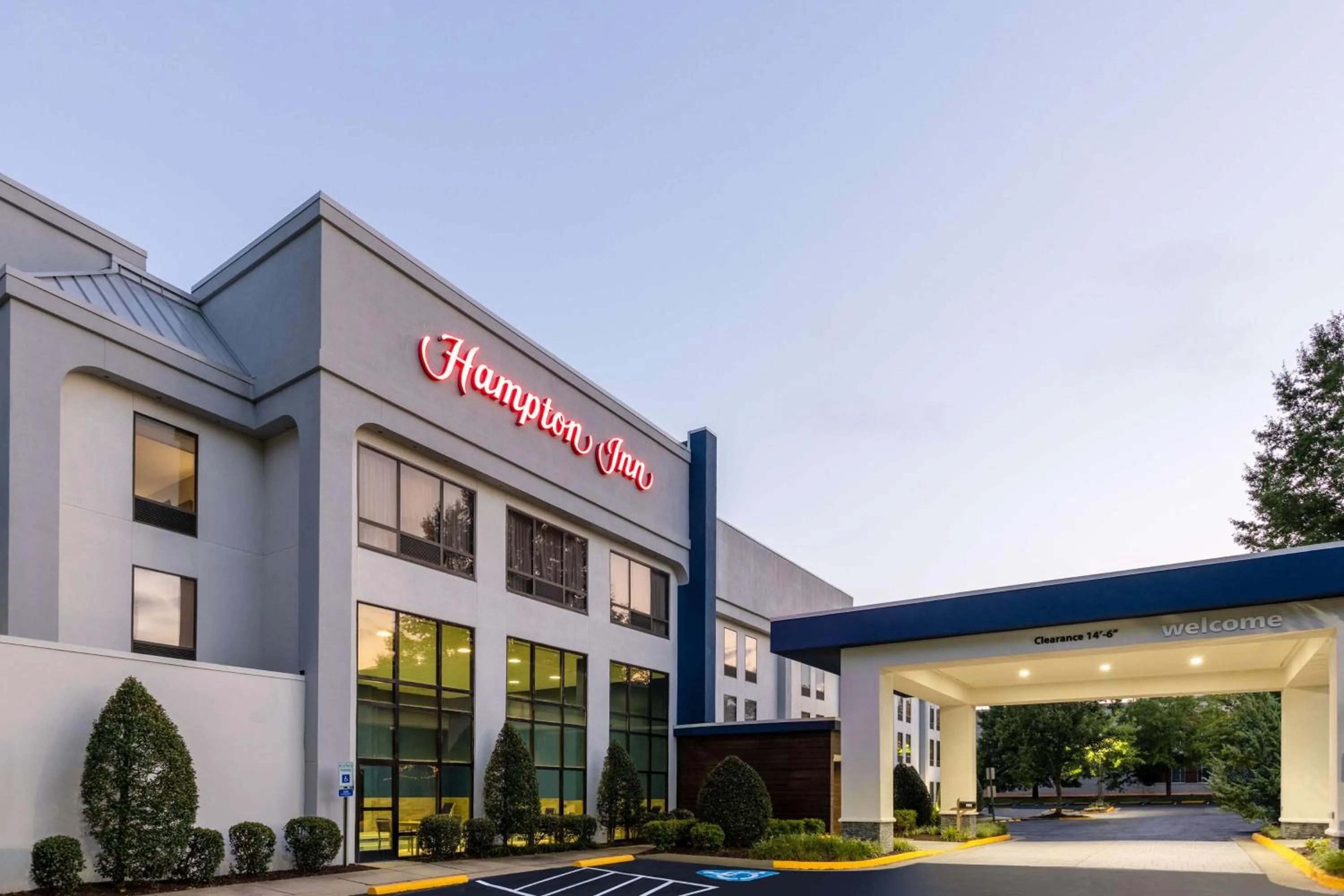 Property building in Hampton Inn Richmond-SW Hull Street