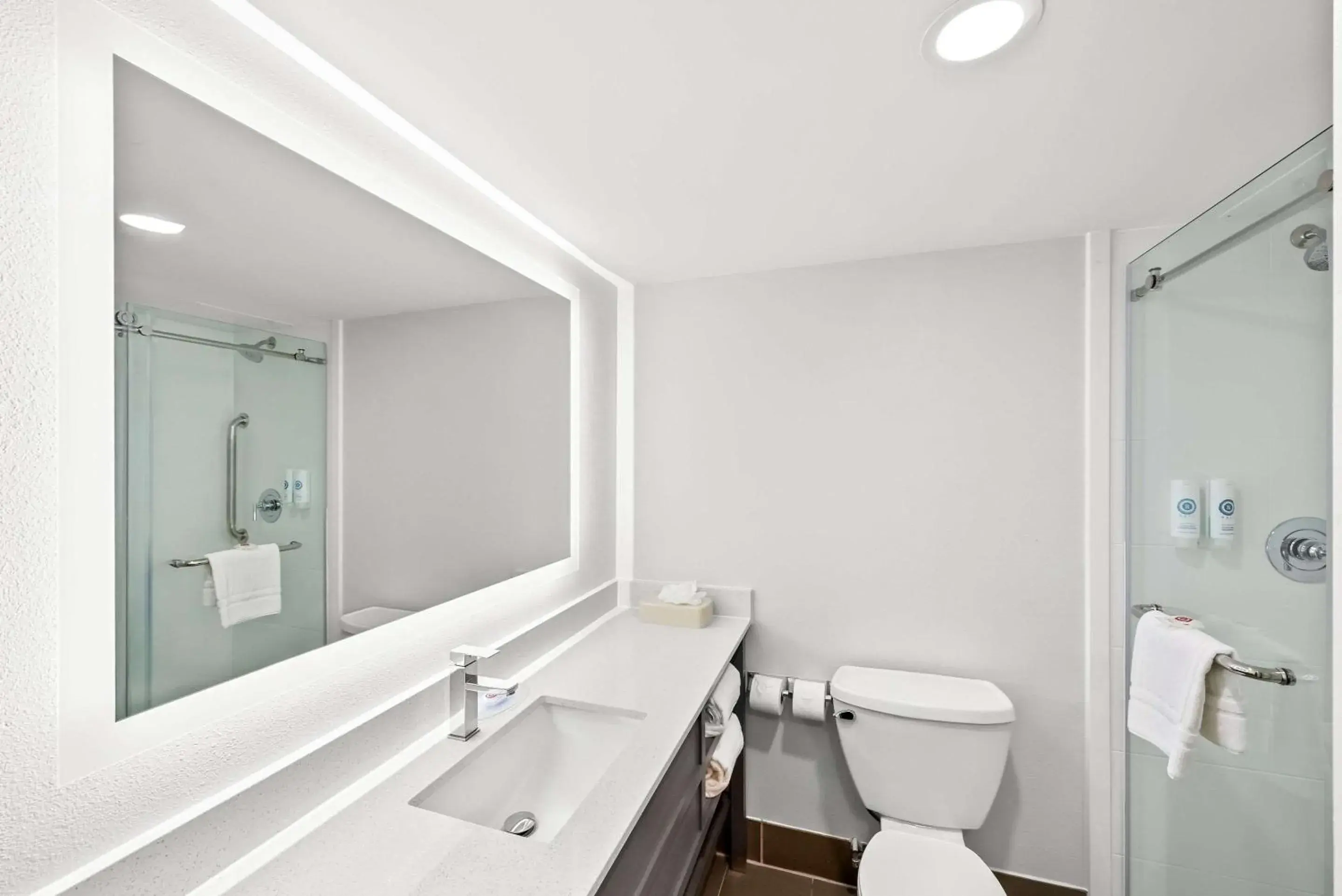 Bedroom in Comfort Inn & Suites Durham near Duke University Bedroom in Comfort Inn & Suites Durham near Duke University