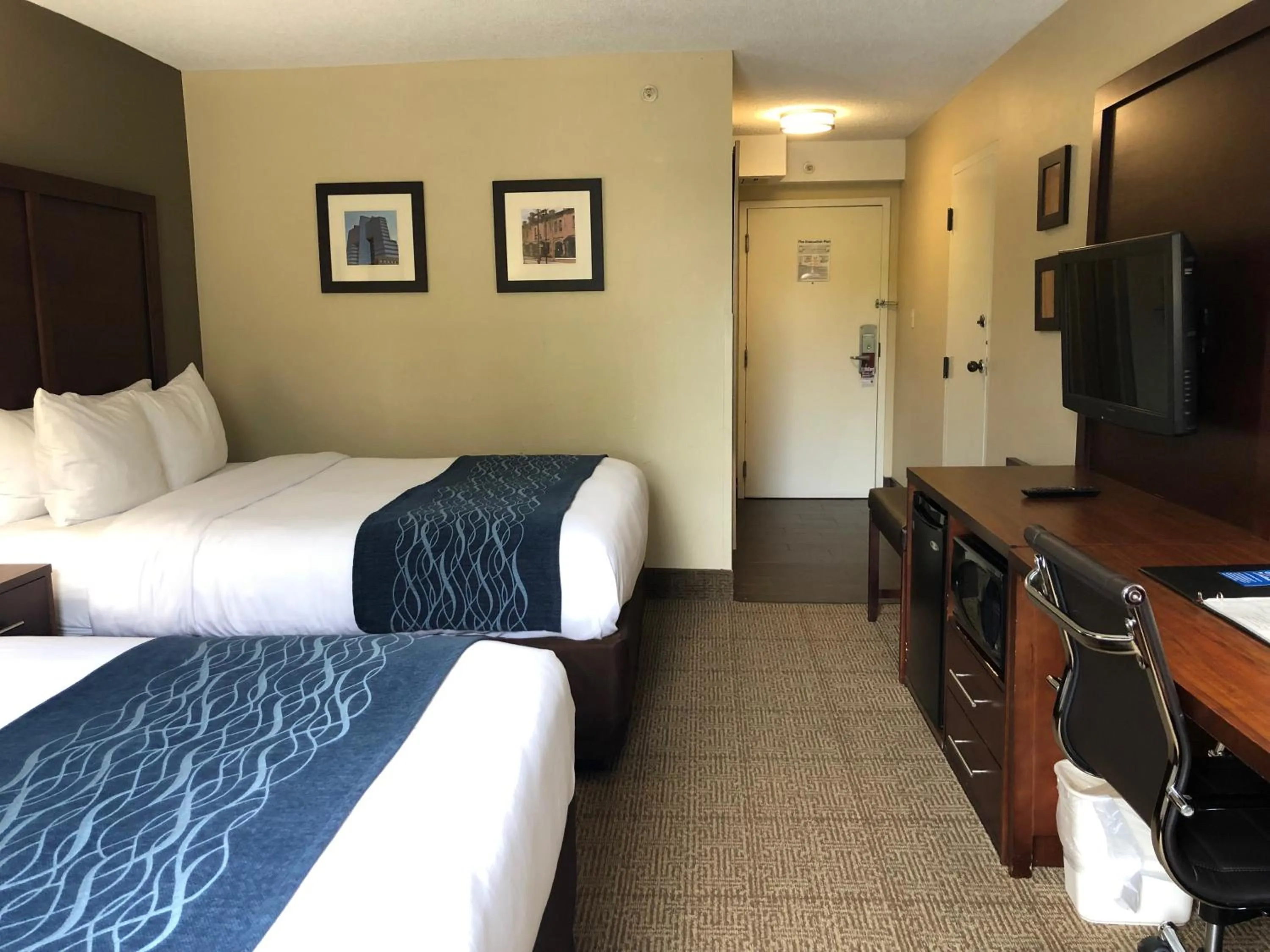 Photo of the whole room, Bed in Comfort Inn & Suites Durham near Duke University