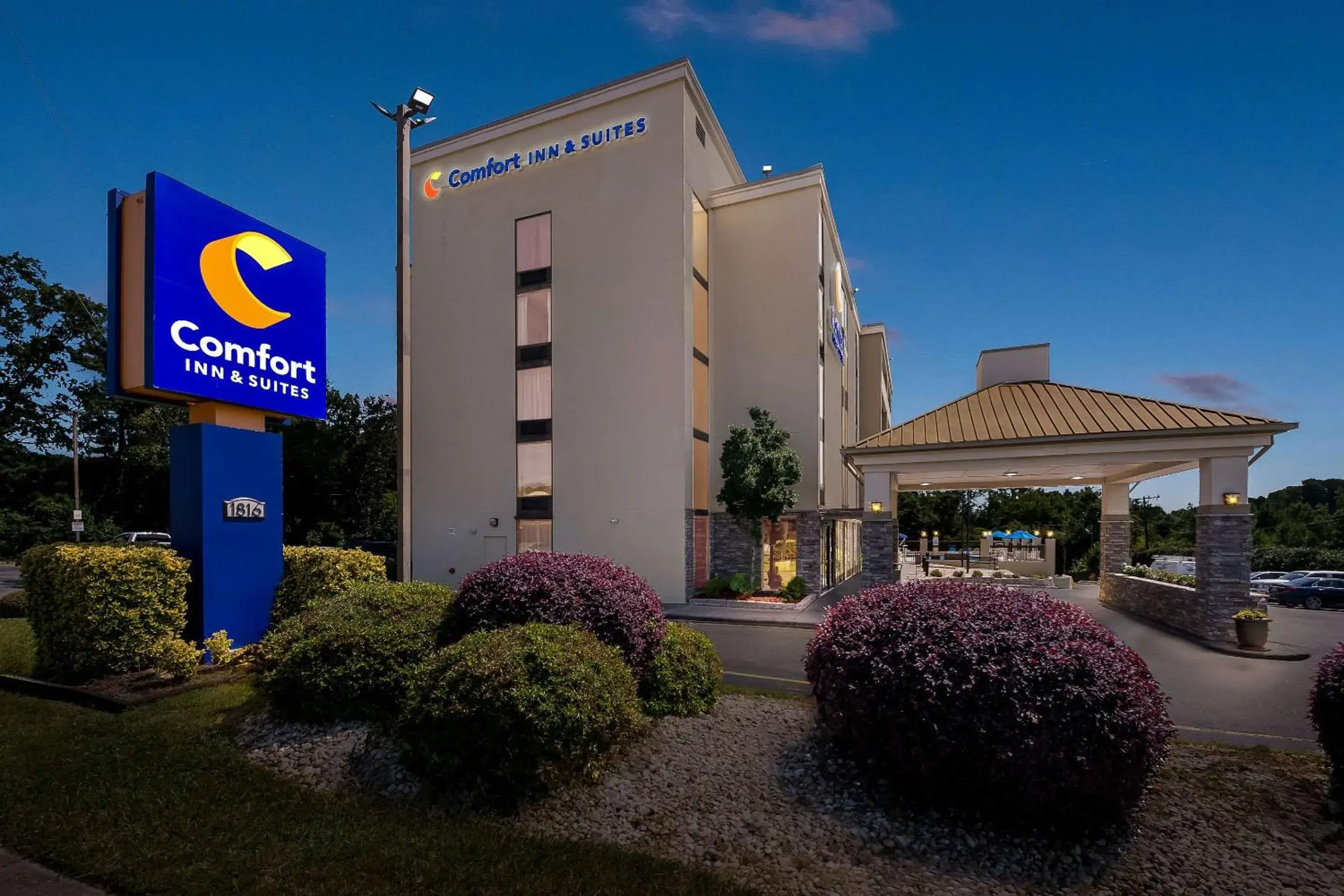 Property building in Comfort Inn & Suites Durham near Duke University Property building in Comfort Inn & Suites Durham near Duke University