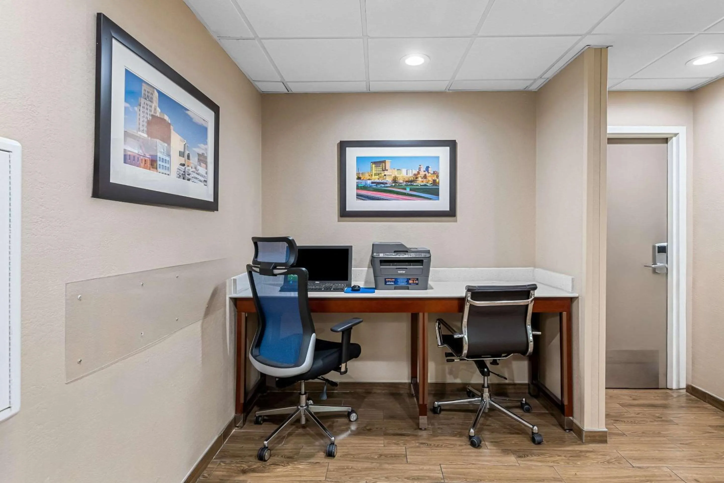Business facilities in Comfort Inn & Suites Durham near Duke University
