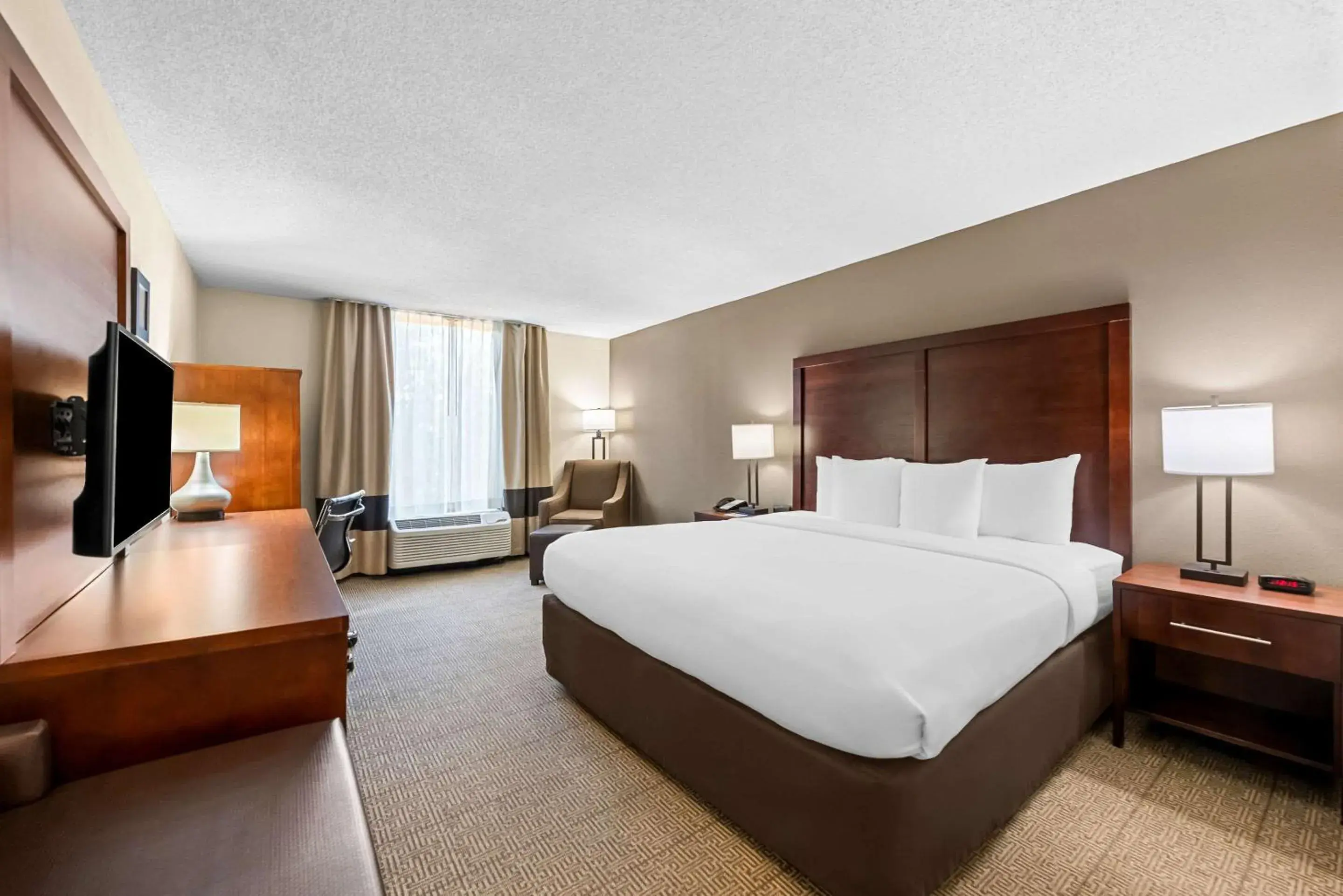 Bedroom, Bed in Comfort Inn & Suites Durham near Duke University Bedroom, Bed in Comfort Inn & Suites Durham near Duke University