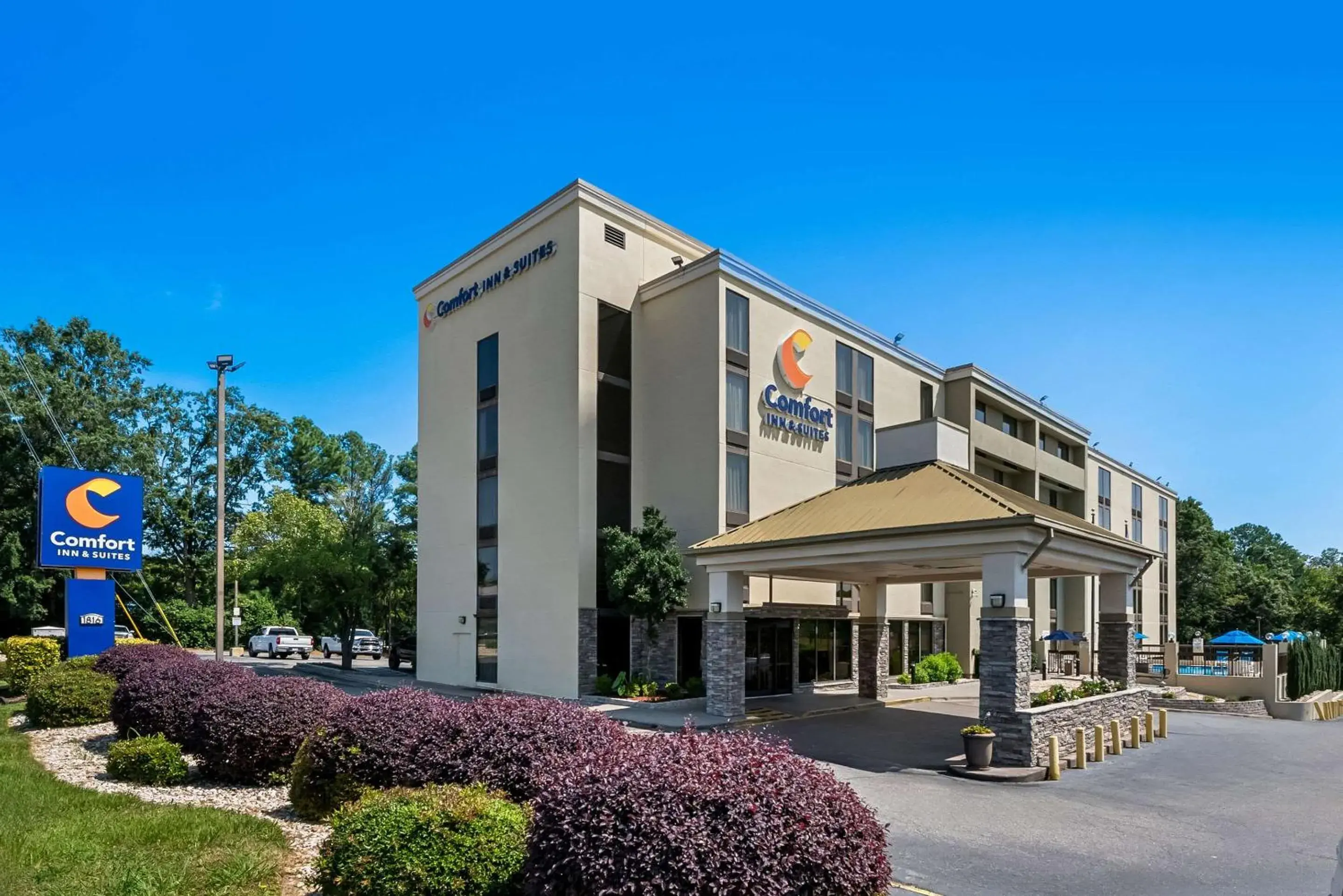 Property building in Comfort Inn & Suites Durham near Duke University Property building in Comfort Inn & Suites Durham near Duke University
