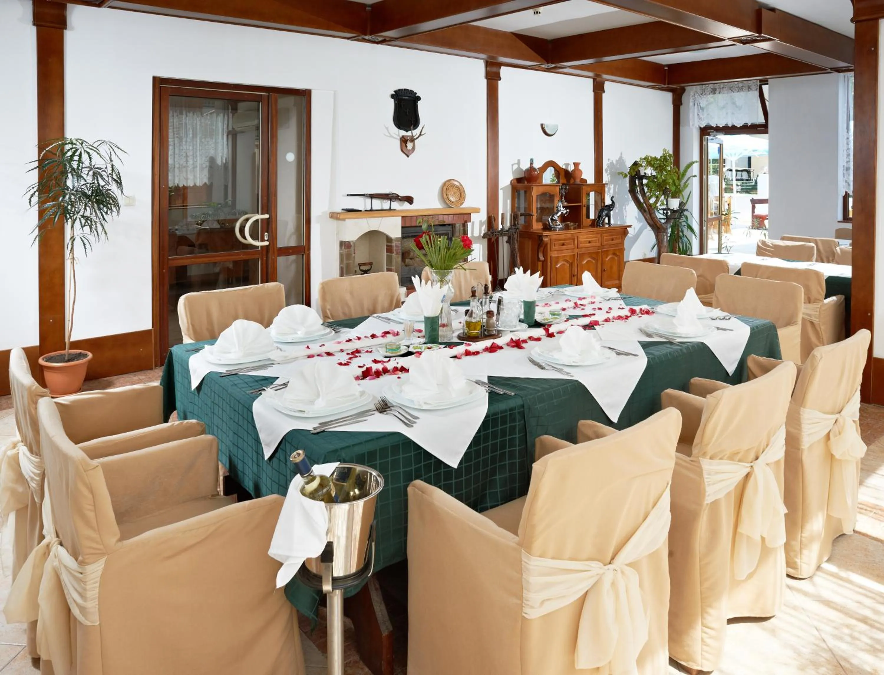 Restaurant/places to eat in Hotel Golden Dune