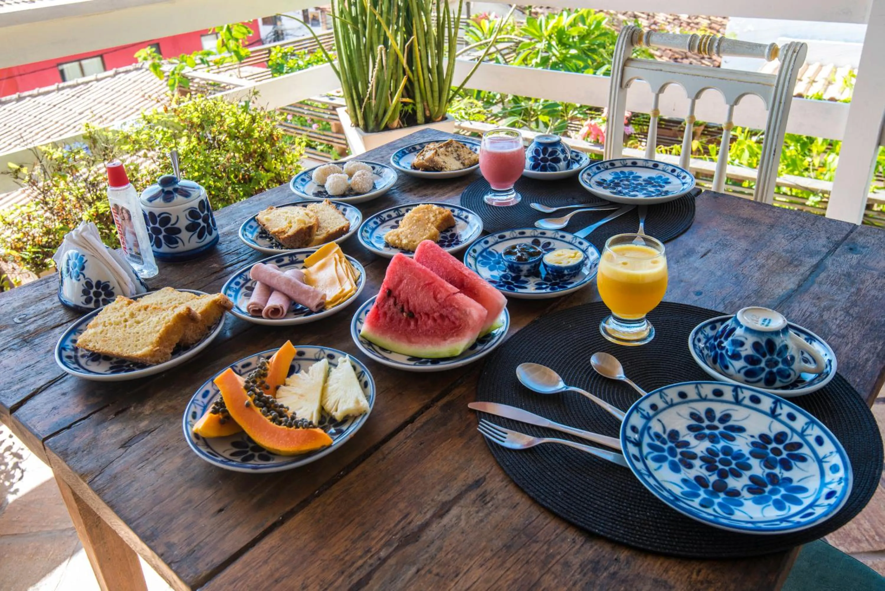 Buffet breakfast in Pousada Via Brasil