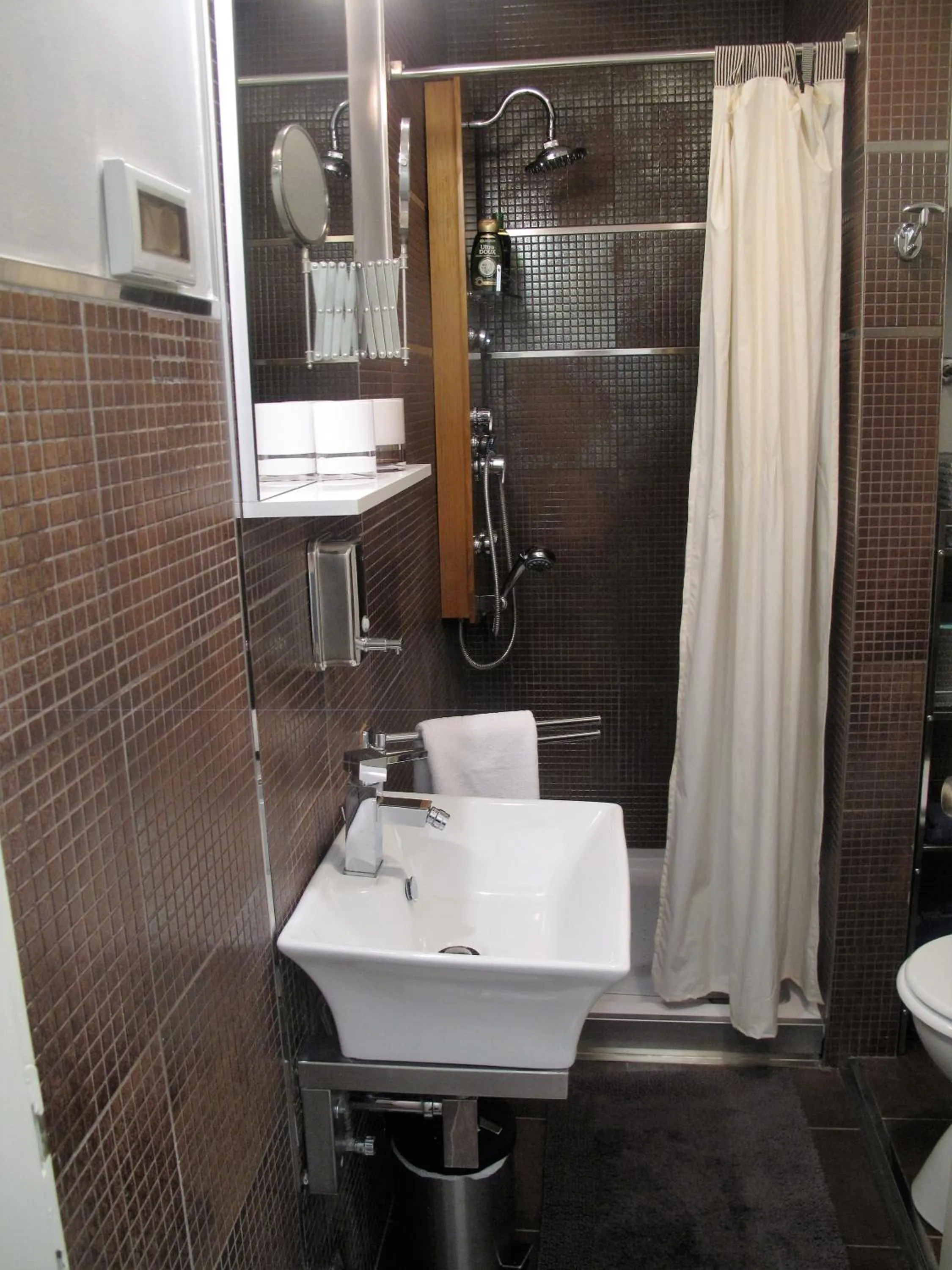 Bathroom in Studio Apartment Sofia - Poreč Old Town Quiet Oasis with FREE parking