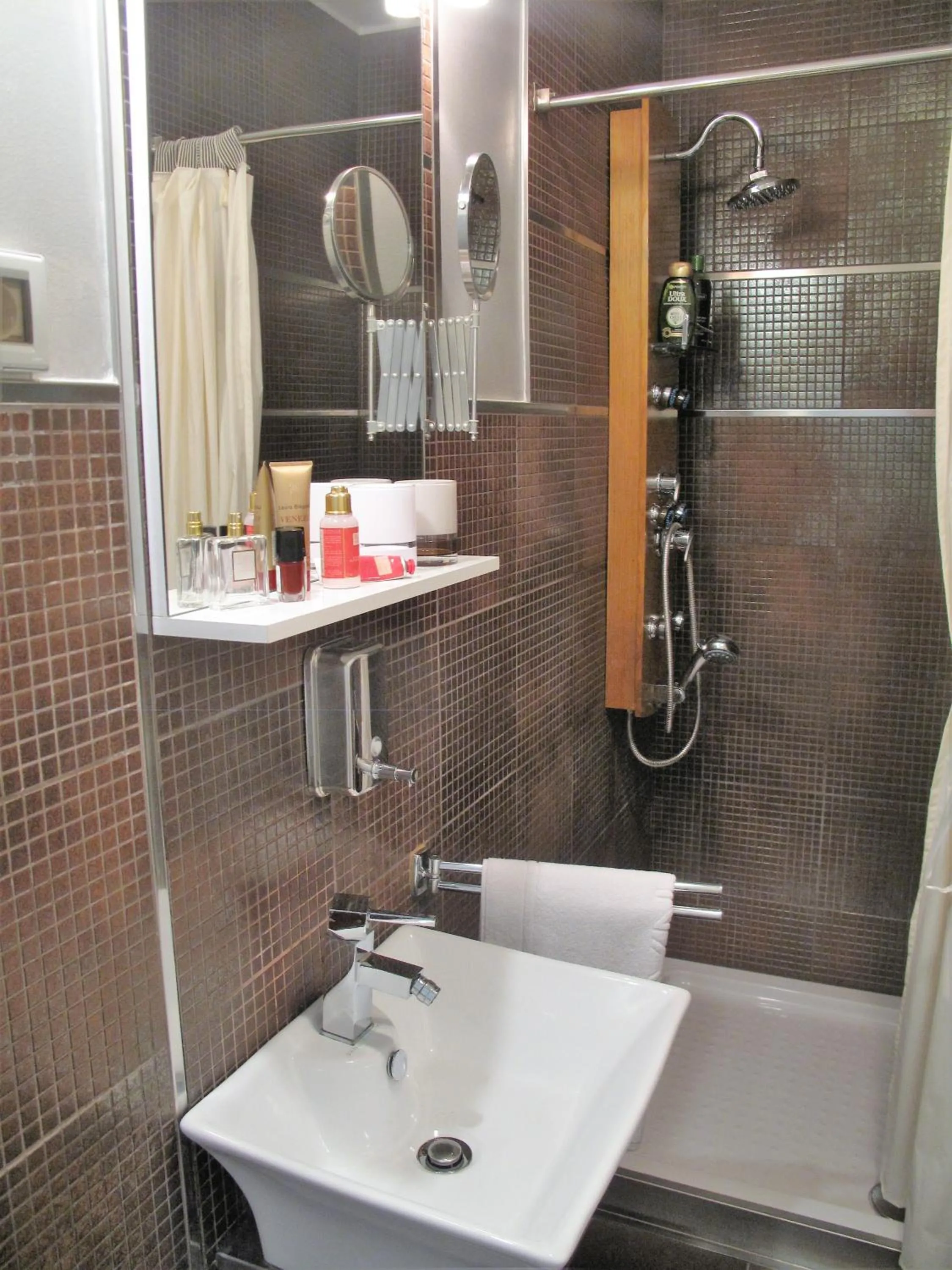 Bathroom in Studio Apartment Sofia - Poreč Old Town Quiet Oasis with FREE parking