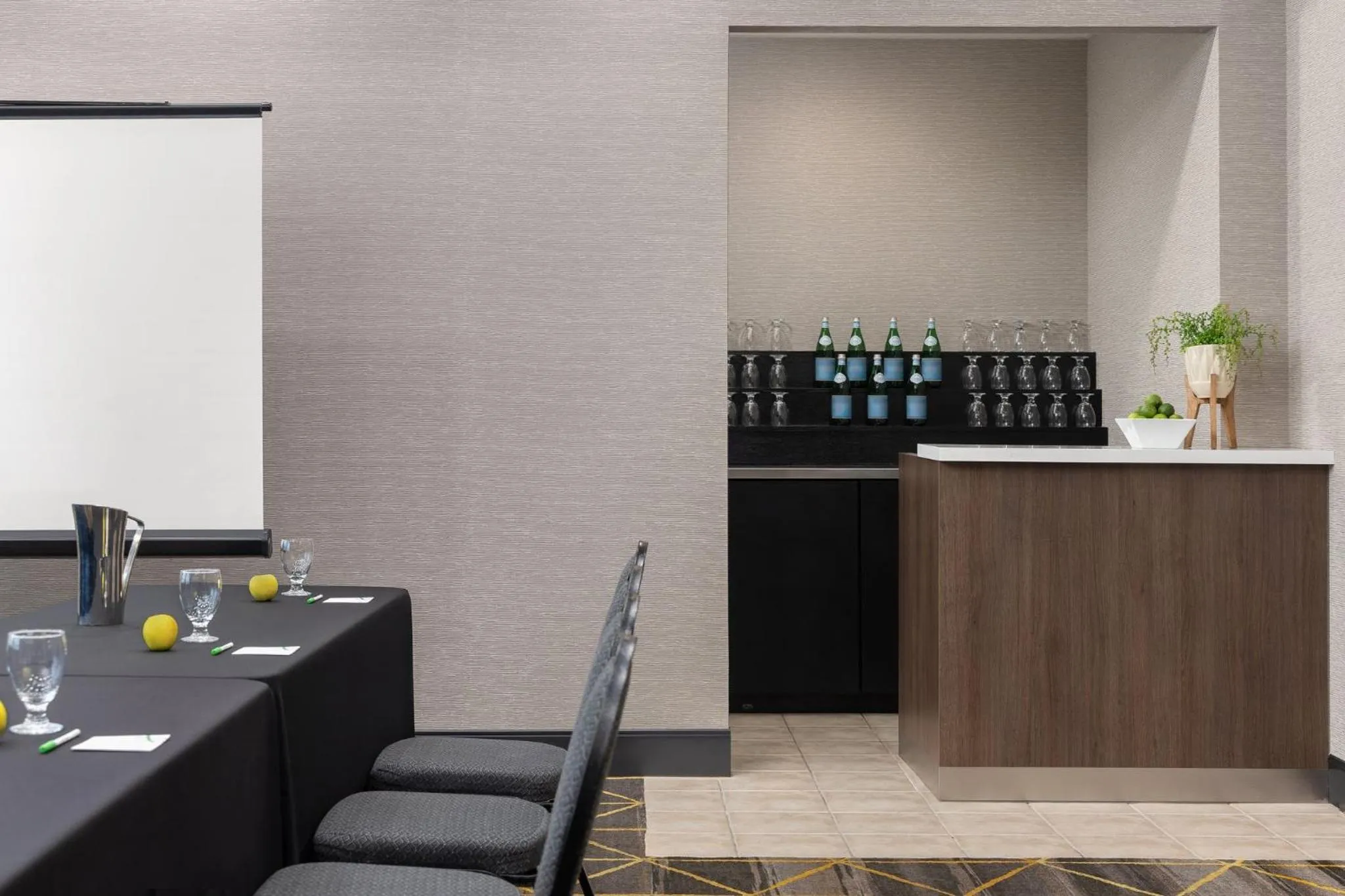 Meeting/conference room in Holiday Inn & Suites Oakville at Bronte by IHG