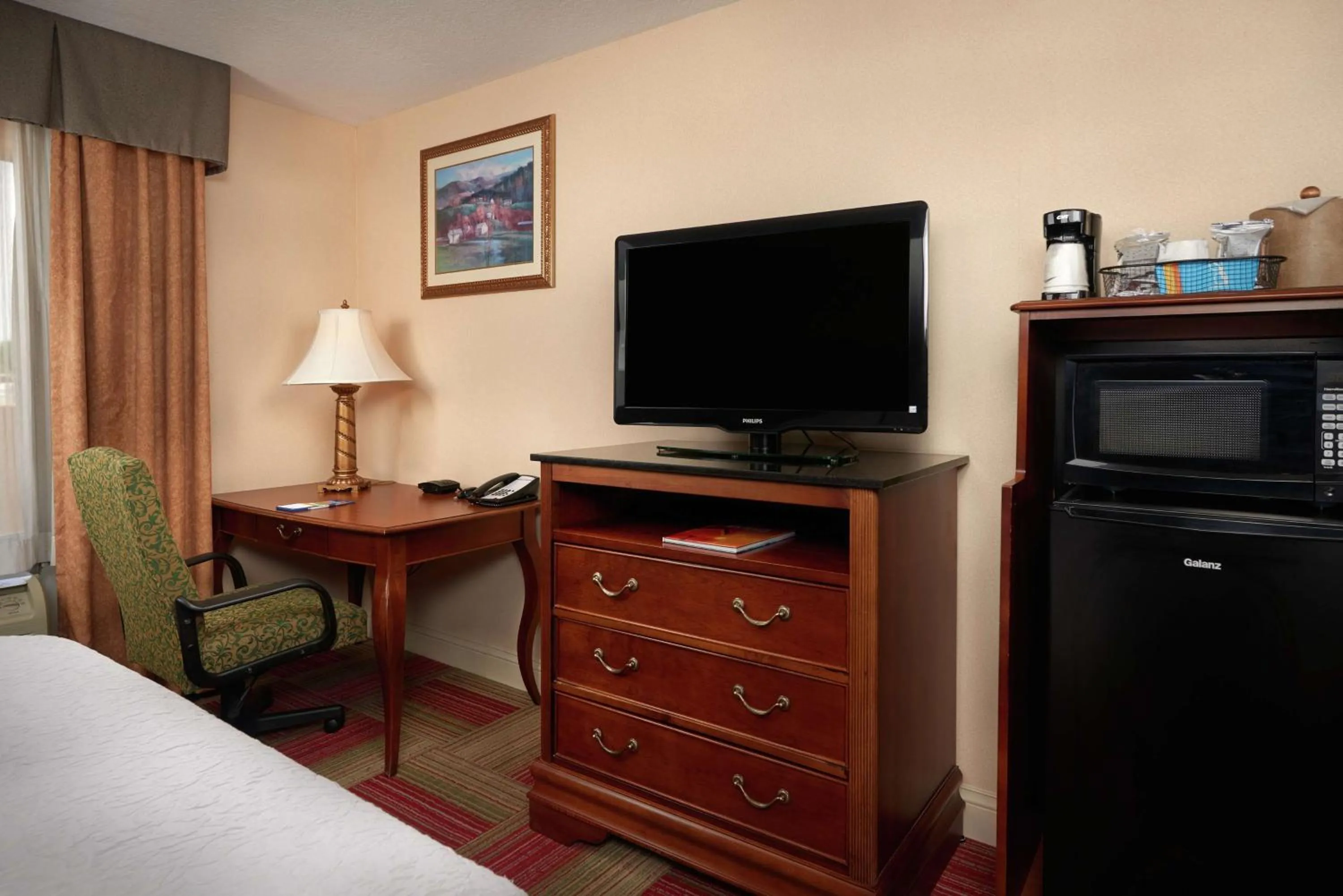 Bedroom, Bed in Hampton Inn & Suites Roswell
