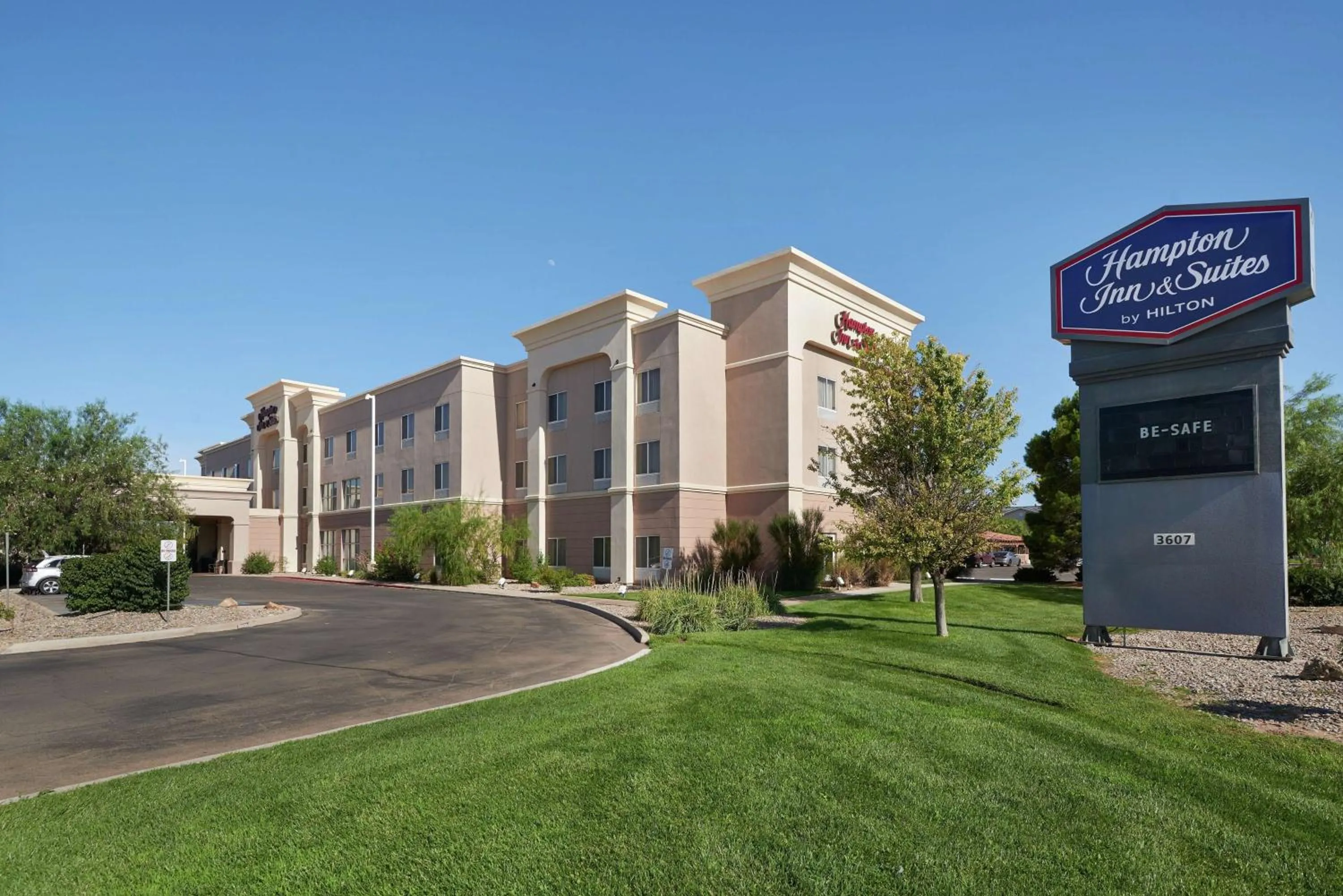 Property building in Hampton Inn & Suites Roswell
