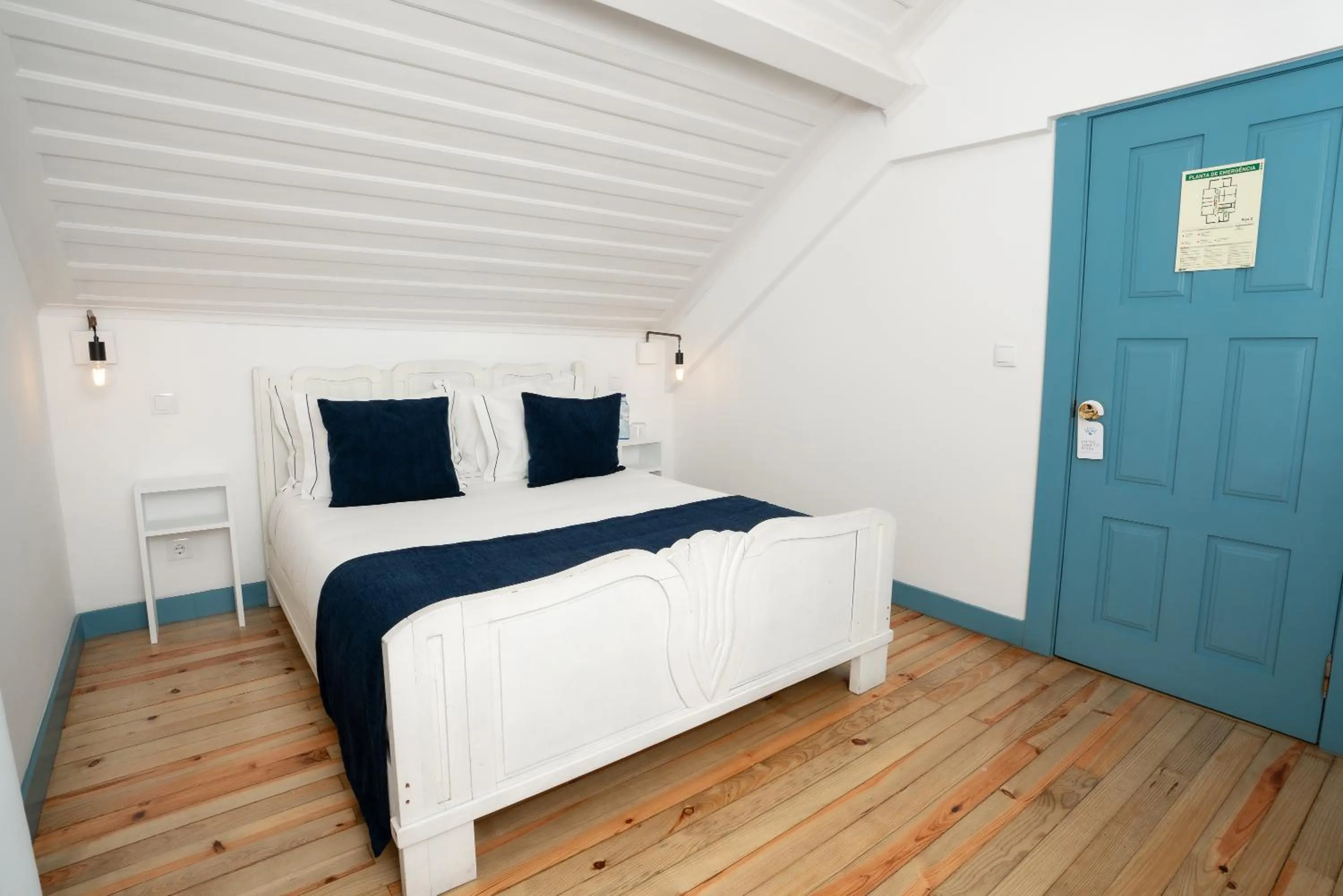 Toilet, Bed in Des Arts