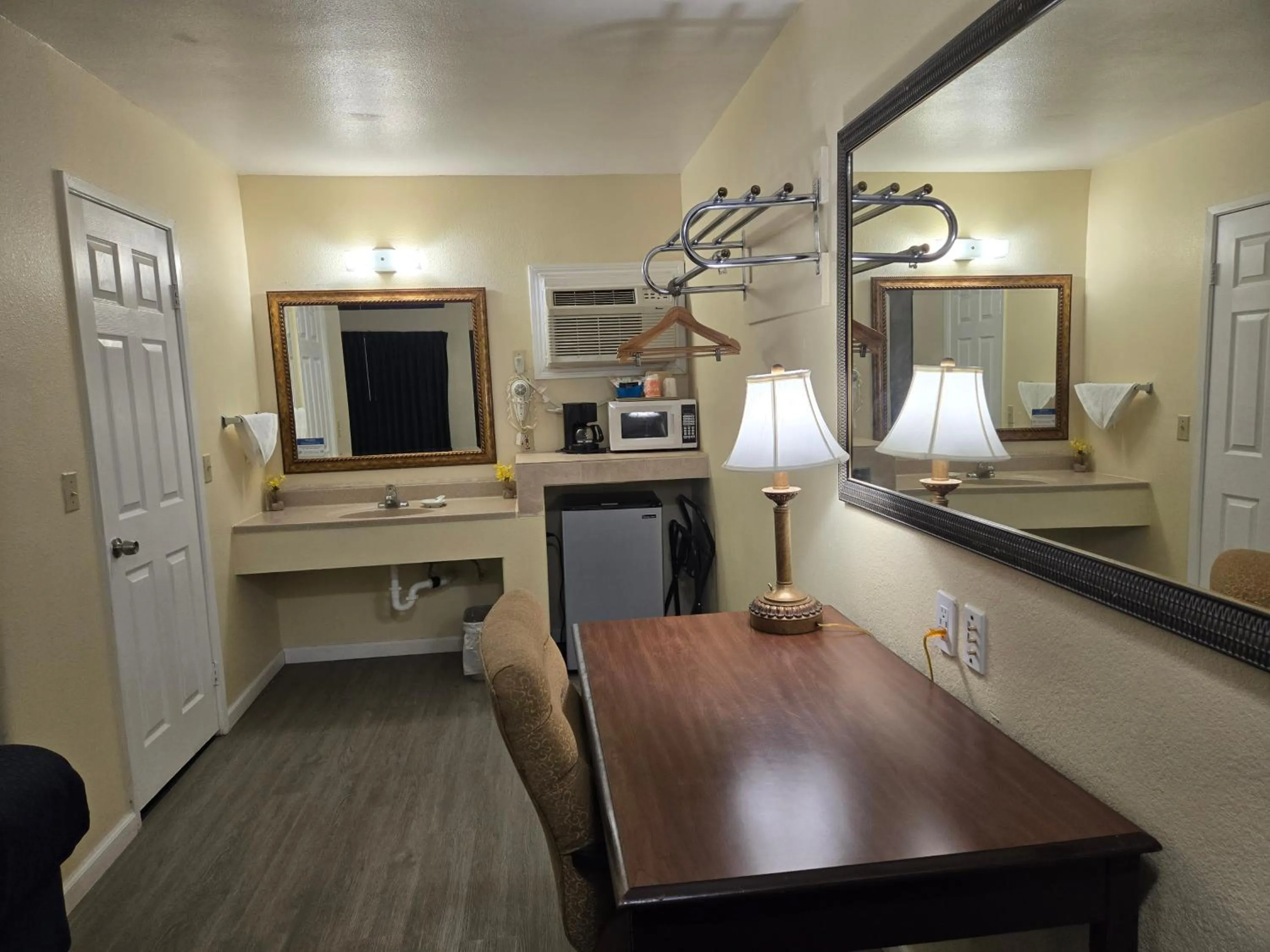 TV and multimedia in Rodeway Inn & Suites Blythe I-10