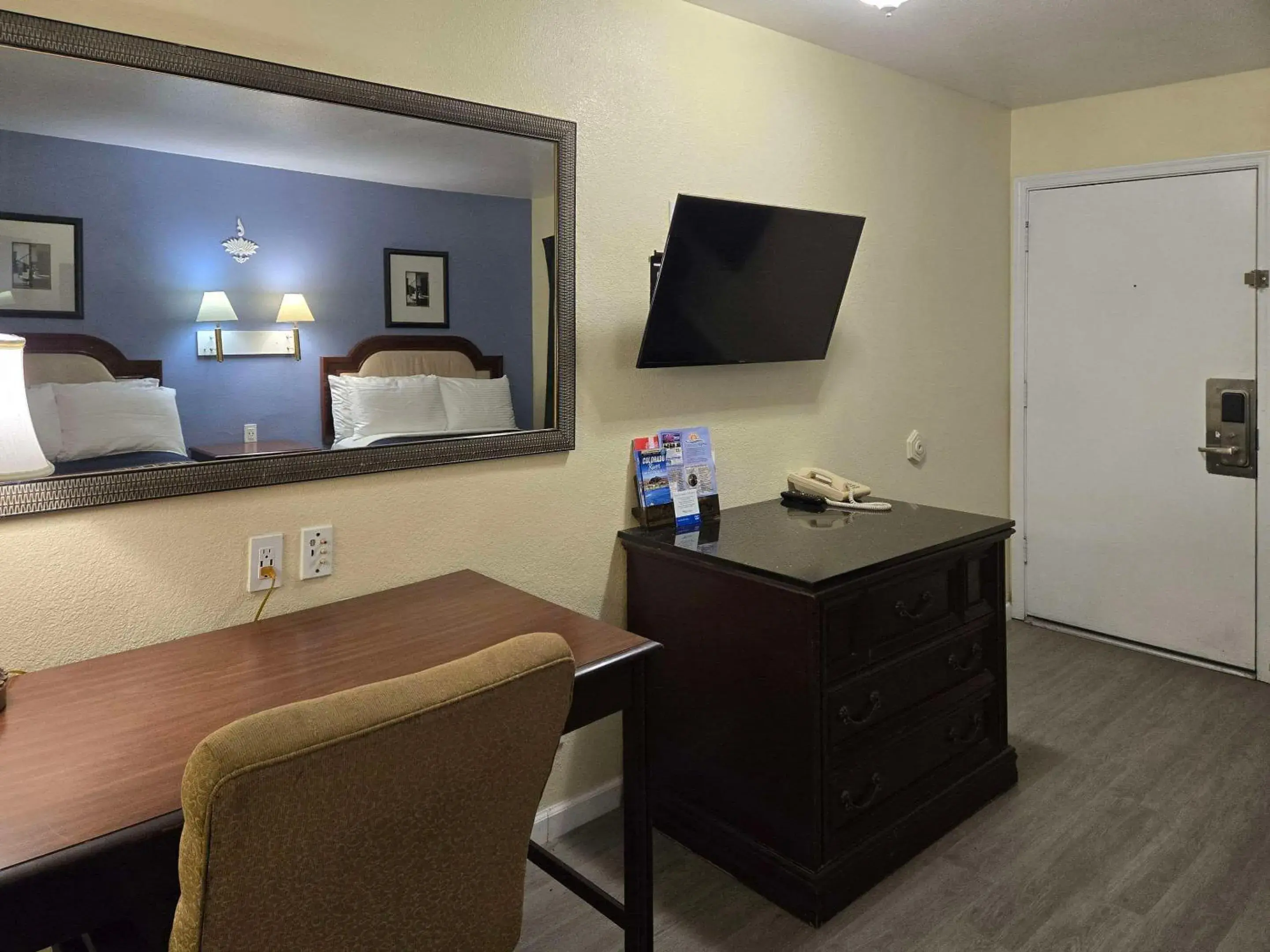 Bedroom in Rodeway Inn & Suites Blythe I-10 Bedroom in Rodeway Inn & Suites Blythe I-10