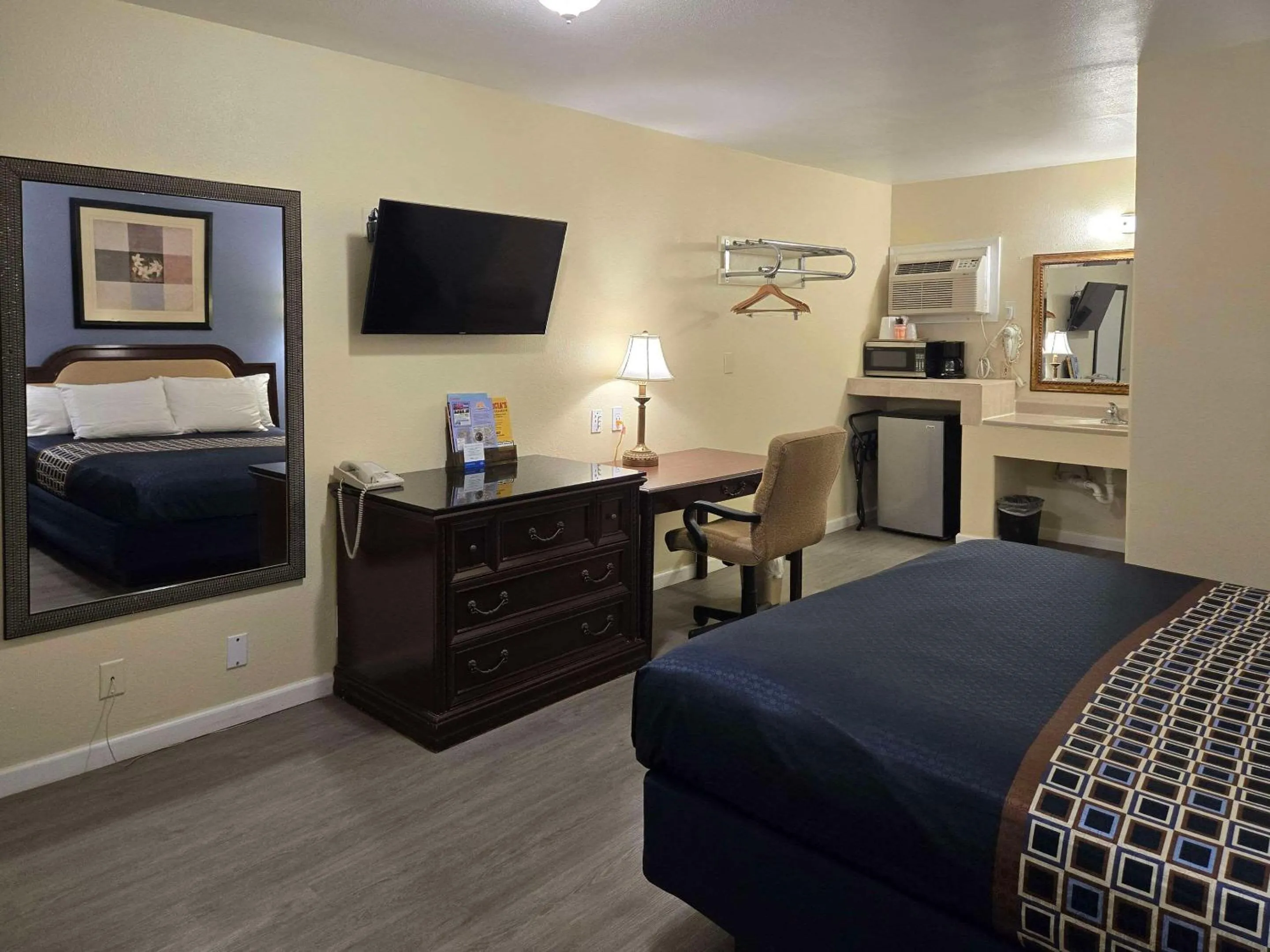 Bedroom, Bed in Rodeway Inn & Suites Blythe I-10