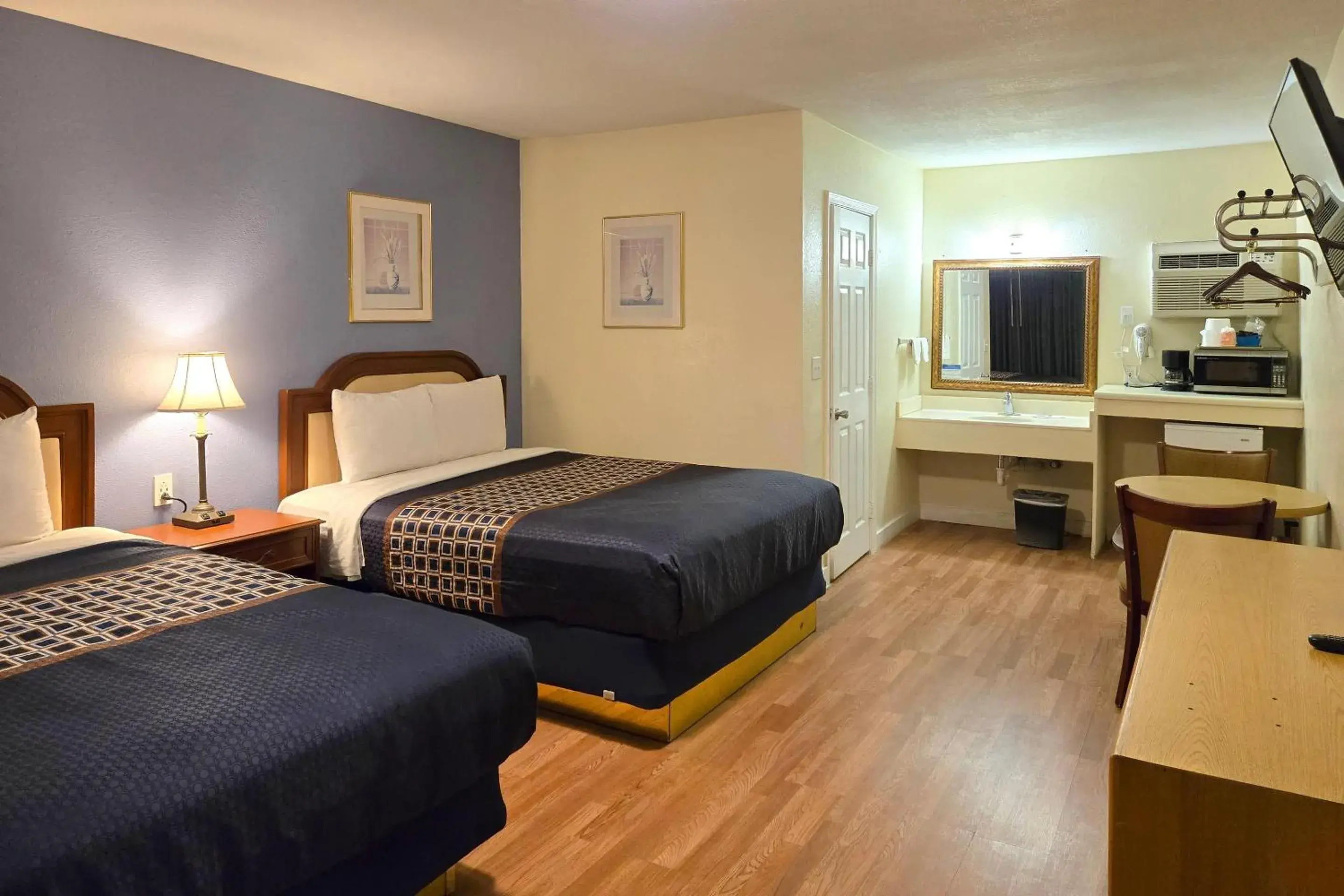 Bedroom, Bed in Rodeway Inn & Suites Blythe I-10 Bedroom, Bed in Rodeway Inn & Suites Blythe I-10