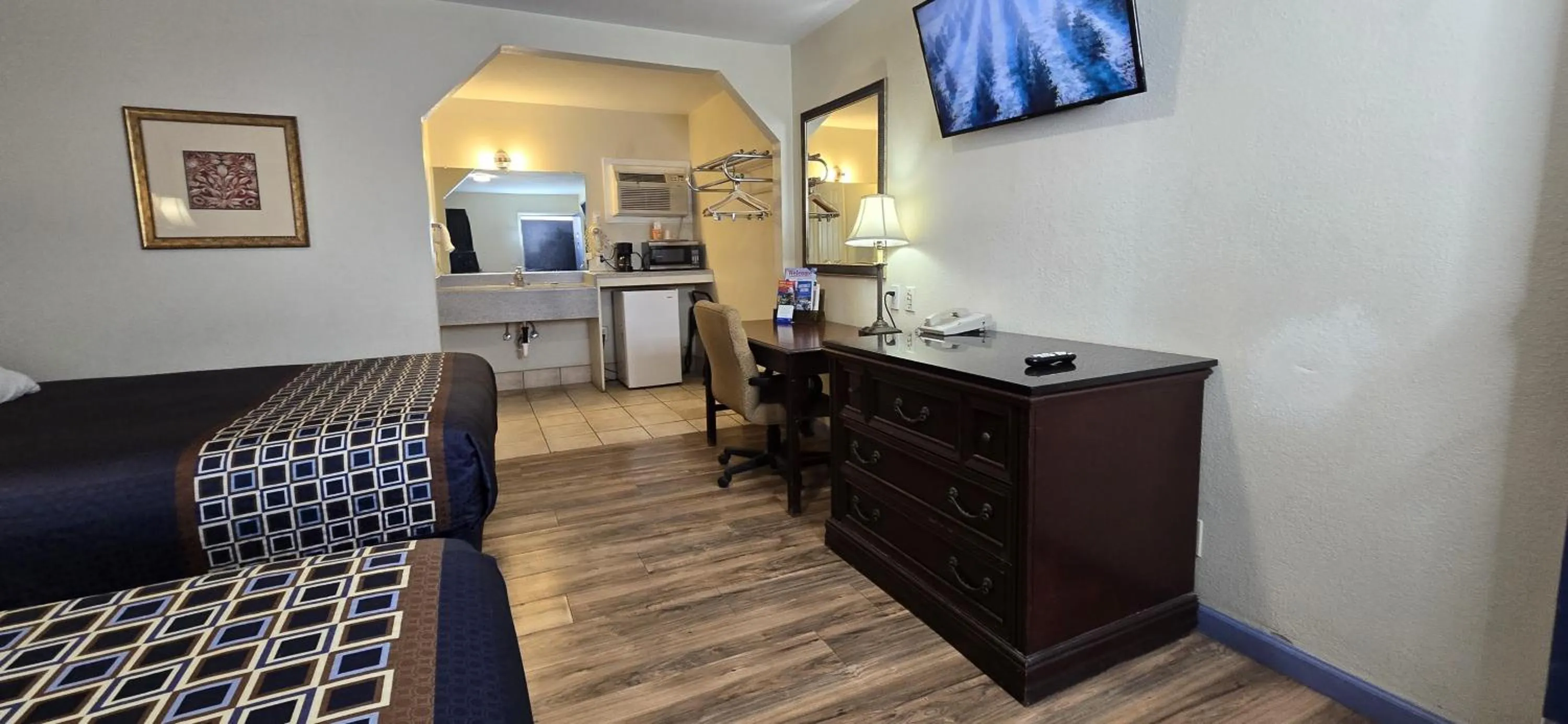 TV and multimedia in Rodeway Inn & Suites Blythe I-10