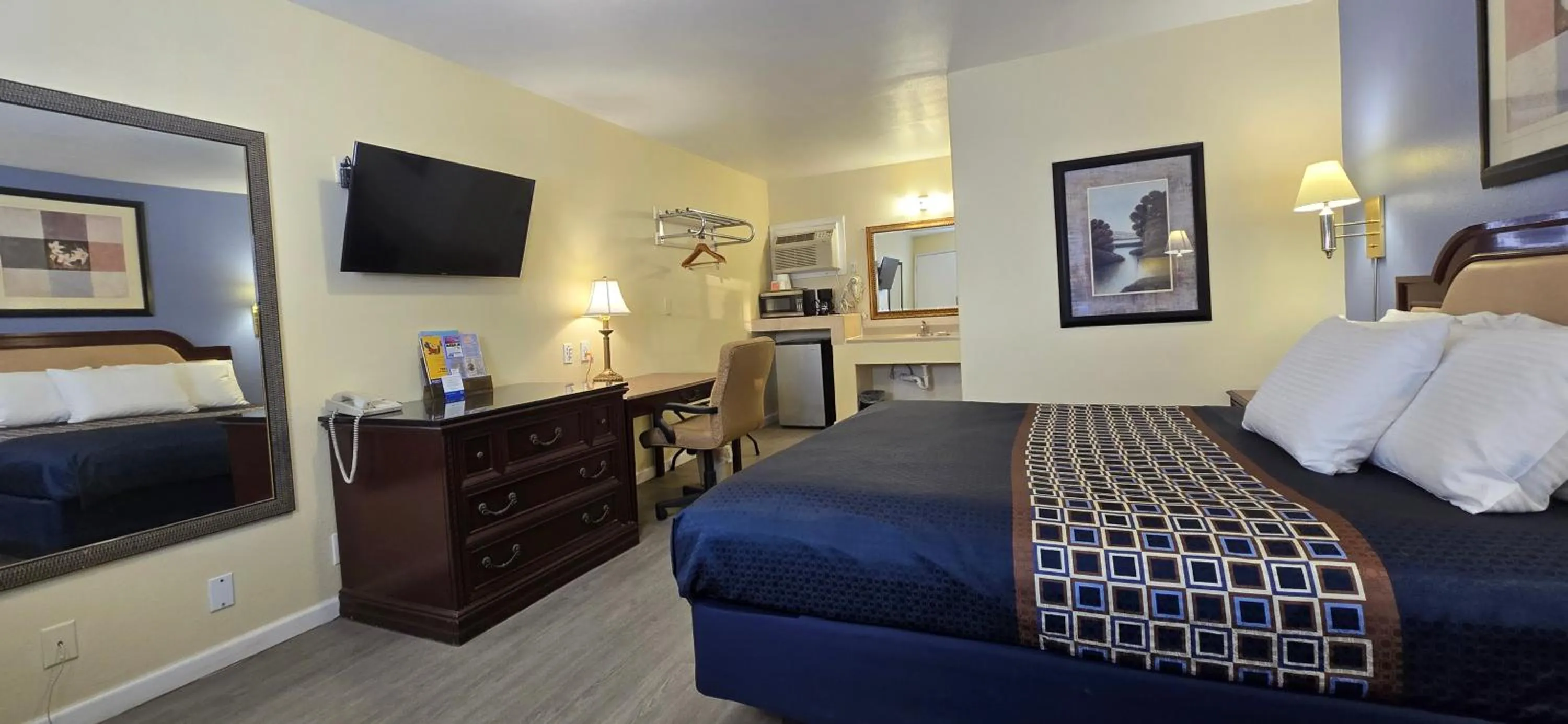 Bed in Rodeway Inn & Suites Blythe I-10