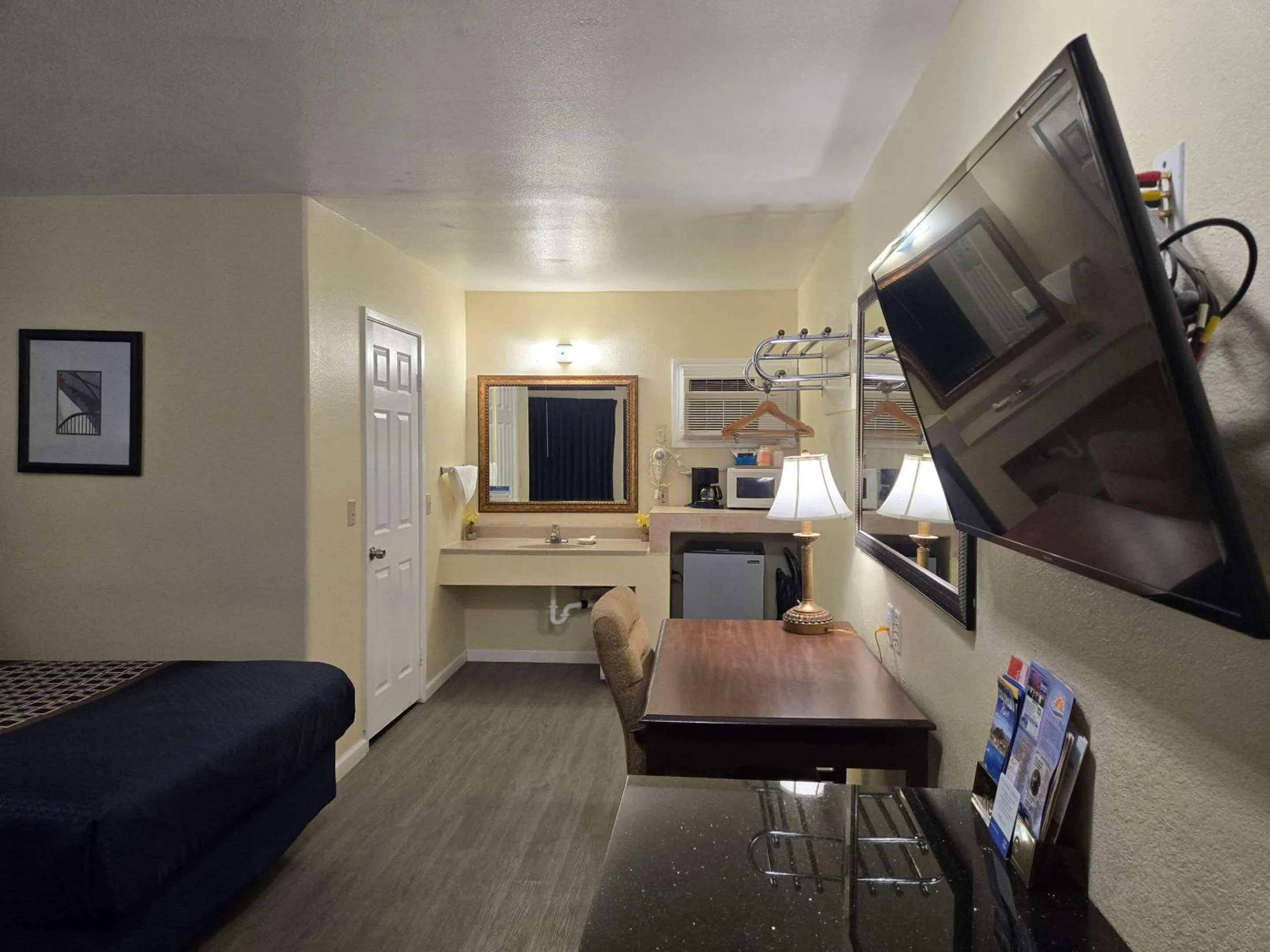 Bedroom, Bed in Rodeway Inn & Suites Blythe I-10