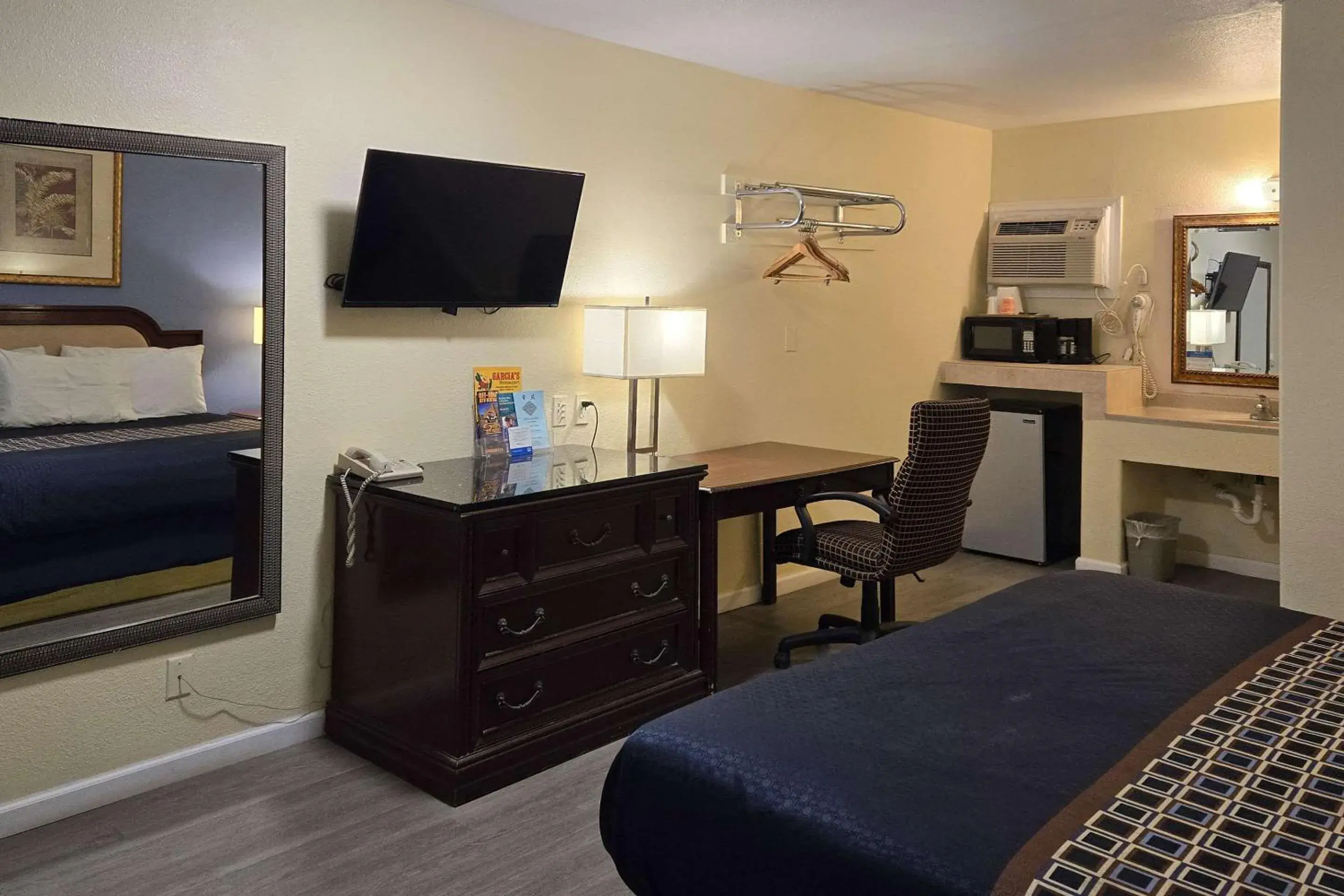 Bedroom, Bed in Rodeway Inn & Suites Blythe I-10 Bedroom, Bed in Rodeway Inn & Suites Blythe I-10