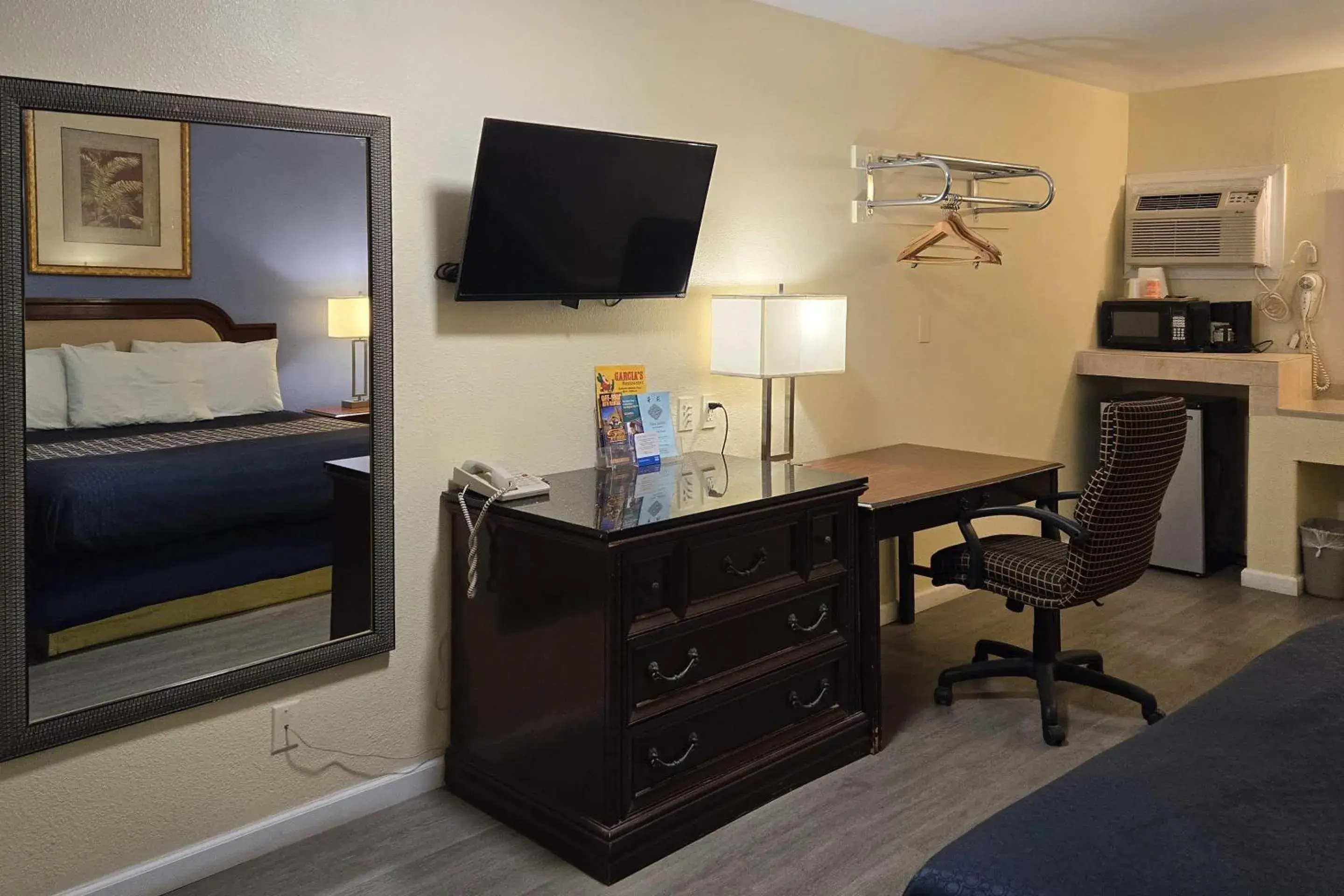 Bedroom, Bed in Rodeway Inn & Suites Blythe I-10 Bedroom, Bed in Rodeway Inn & Suites Blythe I-10