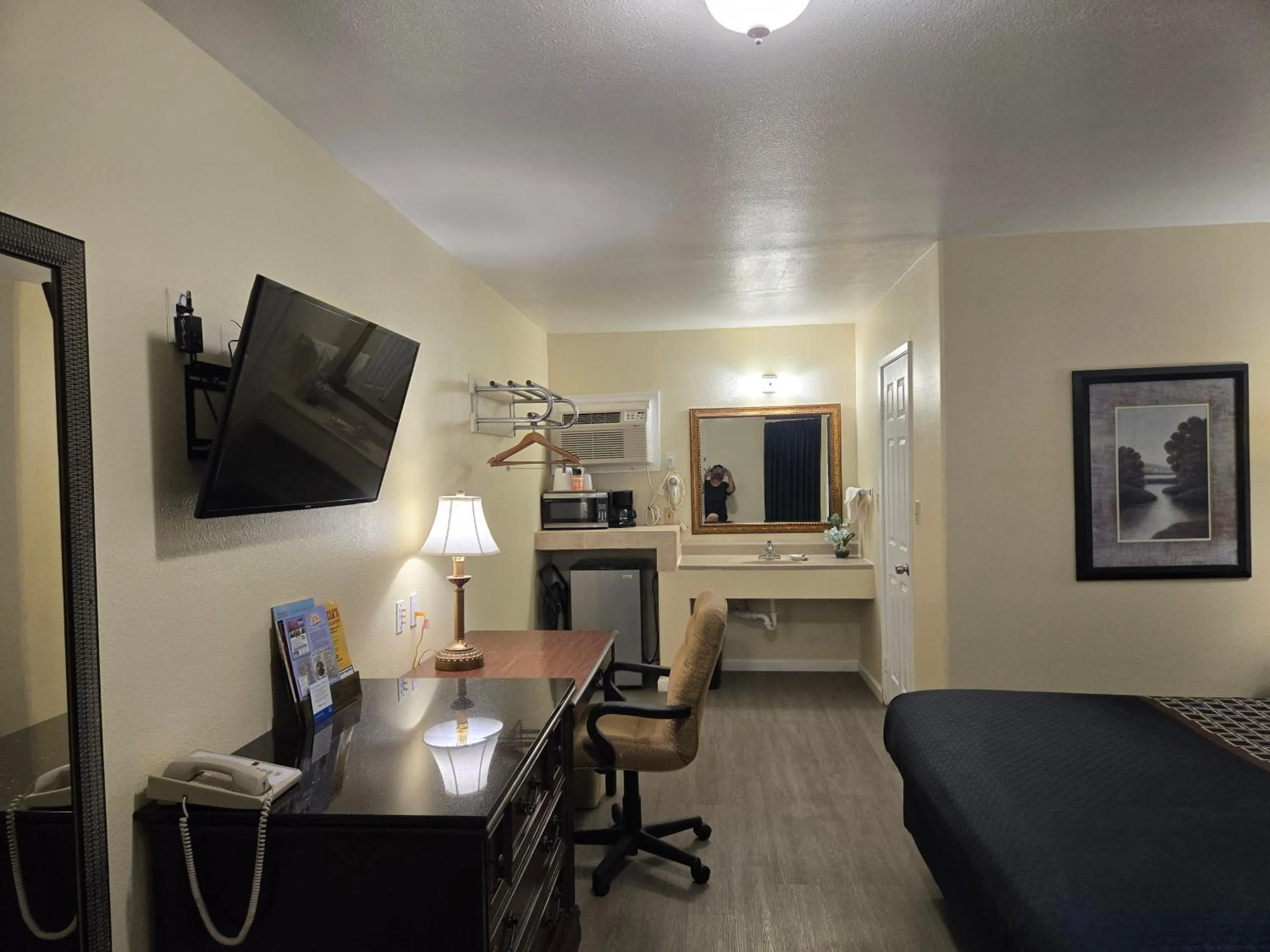 TV and multimedia in Rodeway Inn & Suites Blythe I-10