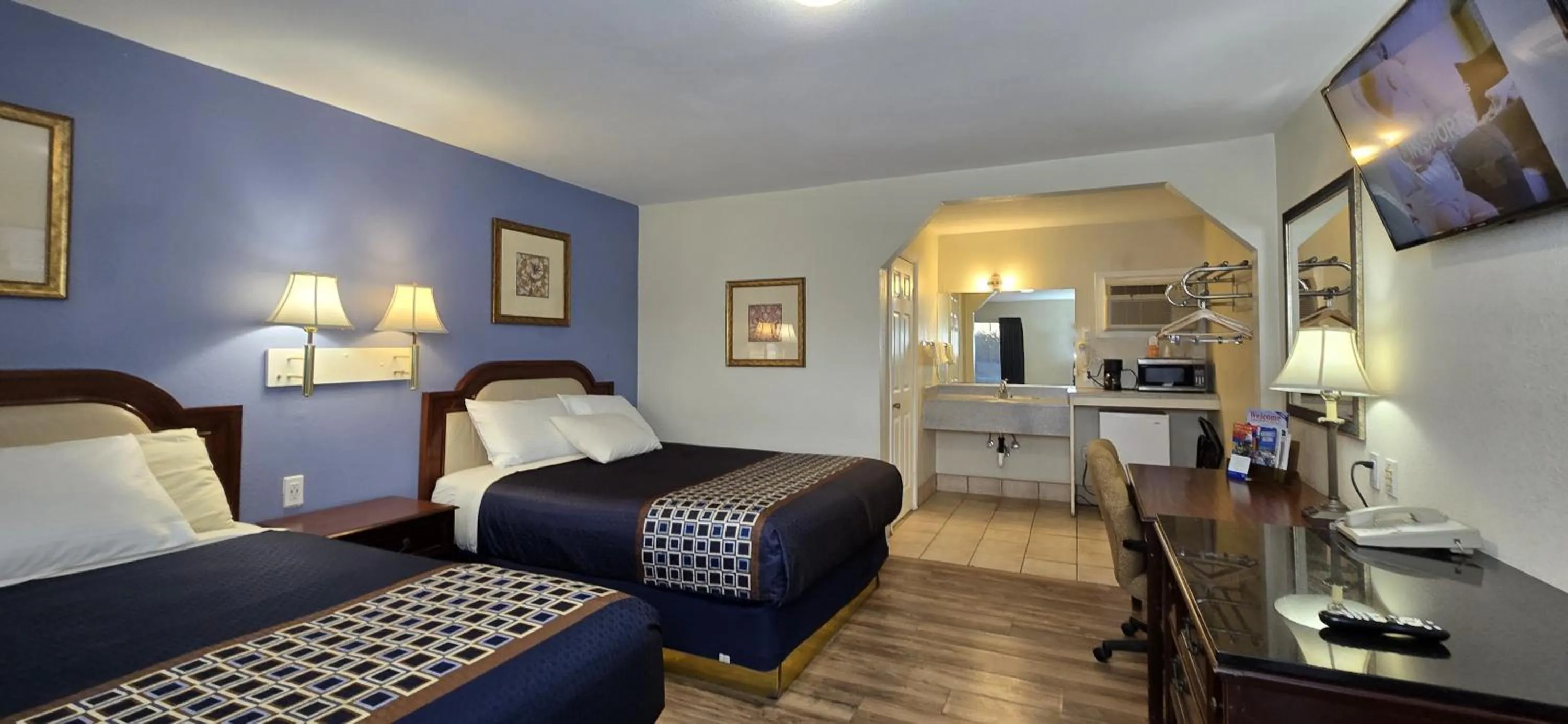 TV and multimedia in Rodeway Inn & Suites Blythe I-10