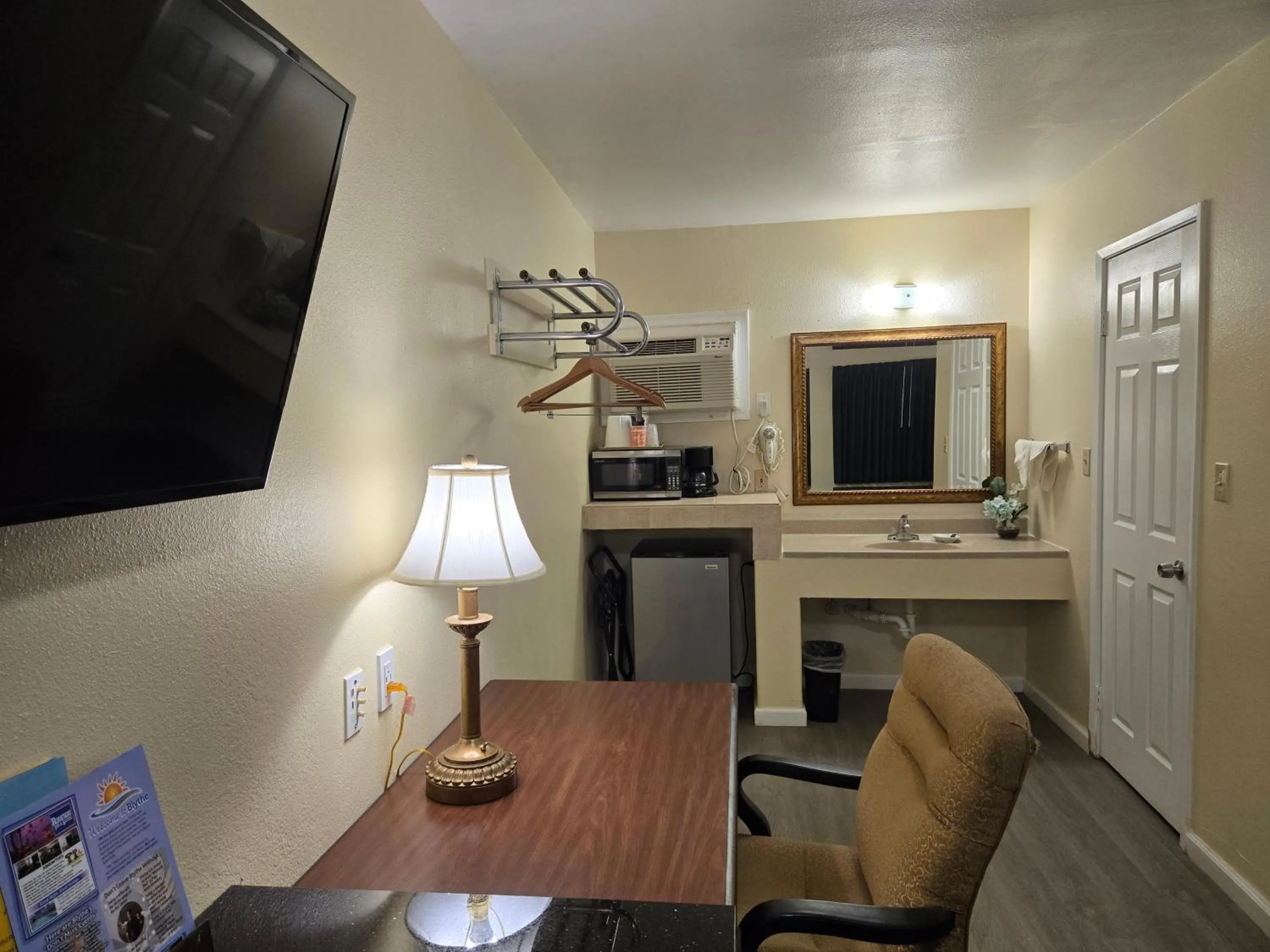 TV and multimedia in Rodeway Inn & Suites Blythe I-10