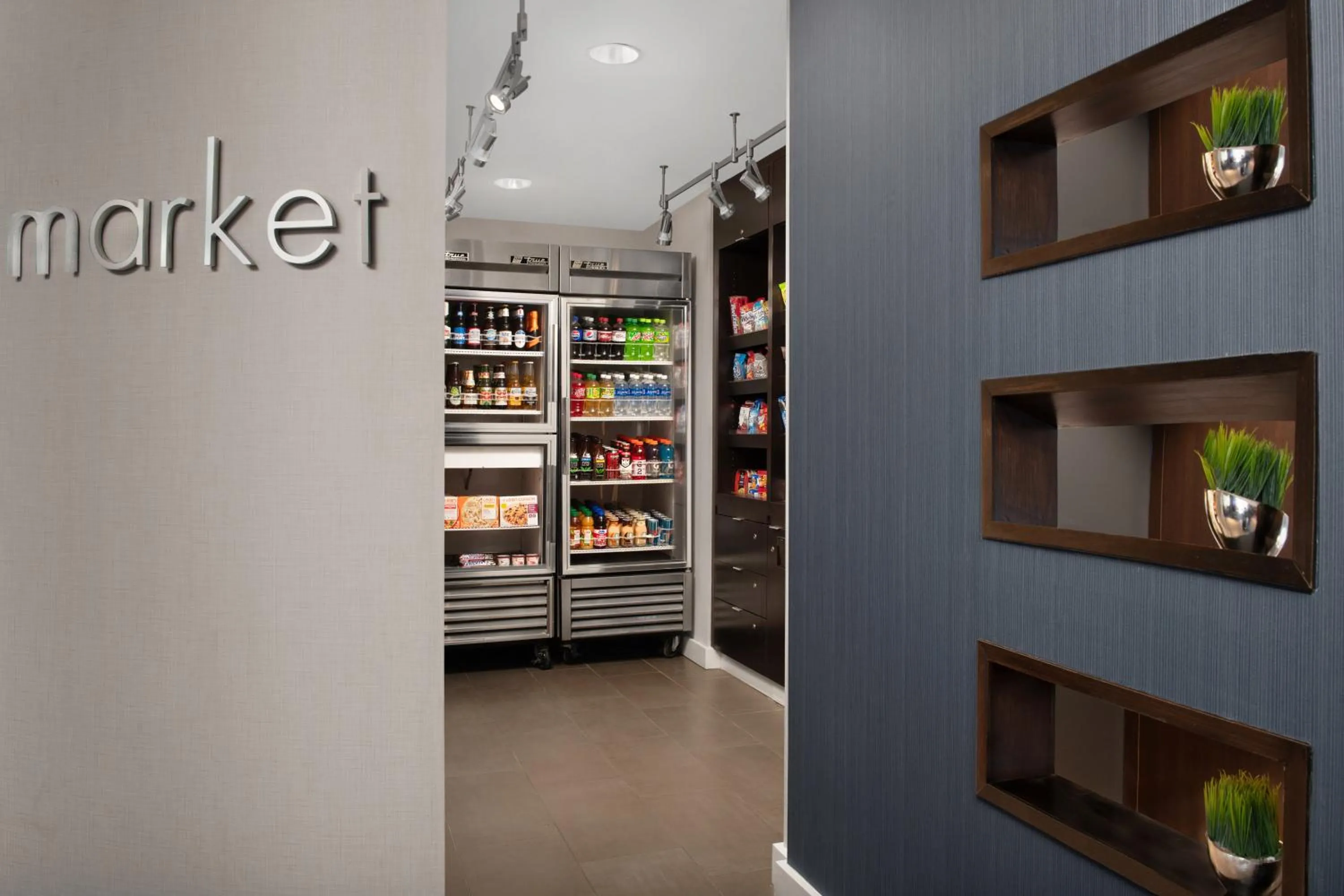 Food and drinks in Courtyard Jacksonville Flagler Center