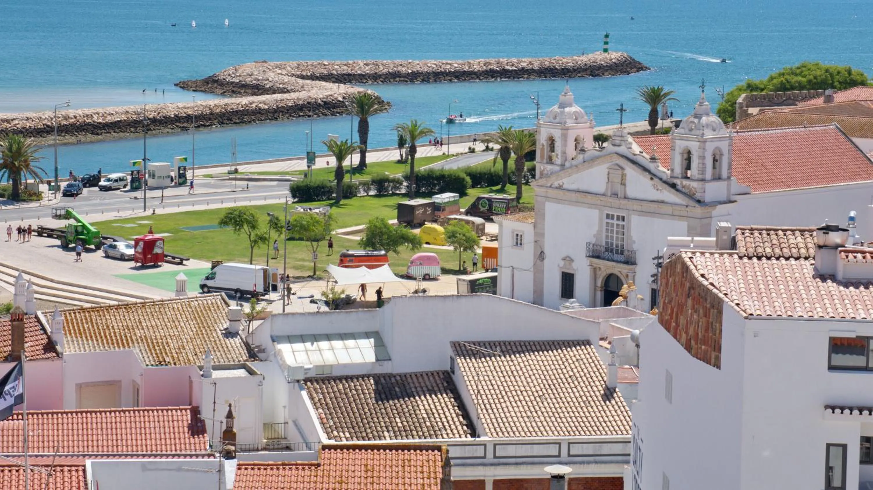Facade/entrance in Topcity Hostel & Suites