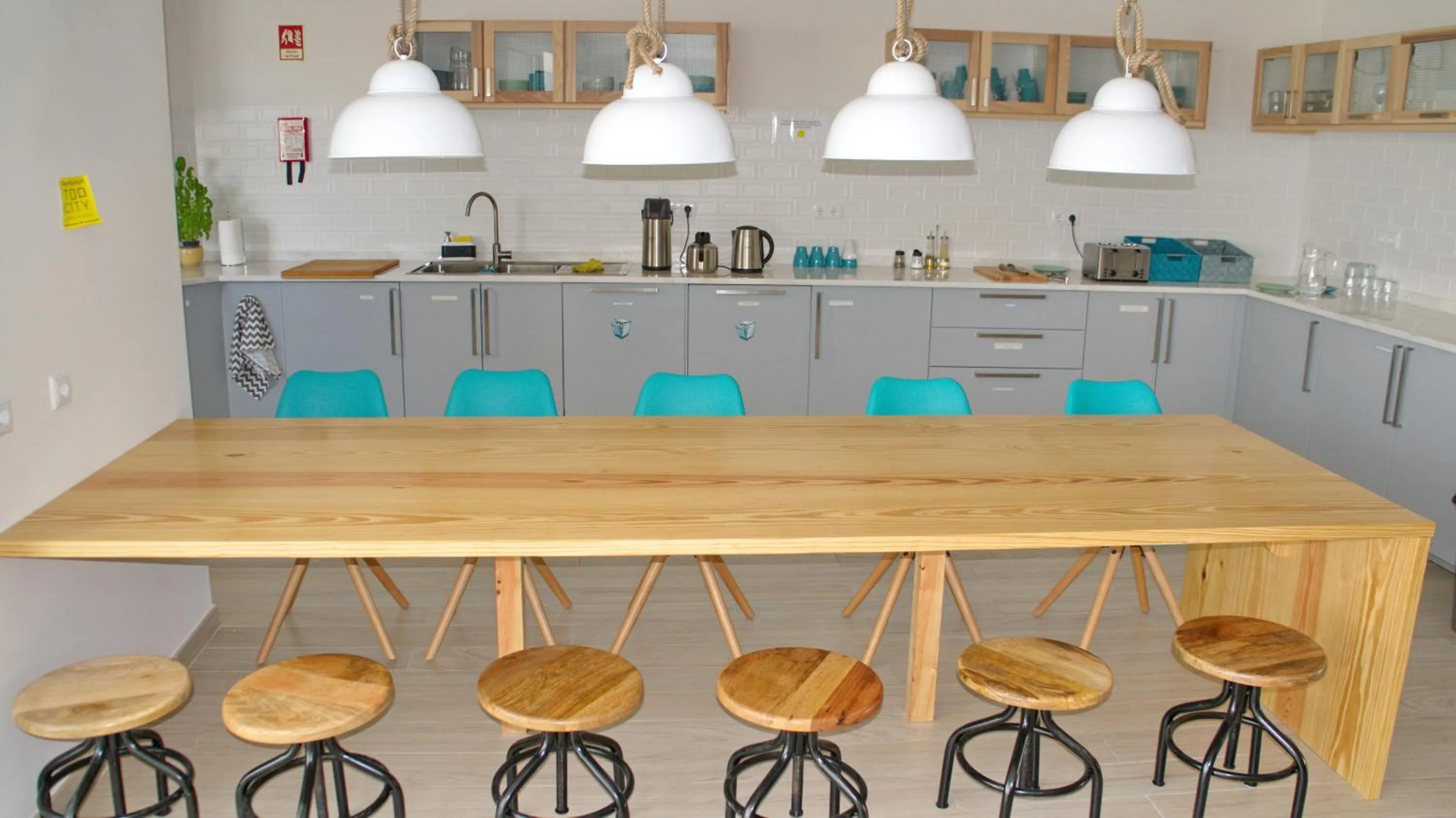 Communal kitchen in Topcity Hostel & Suites