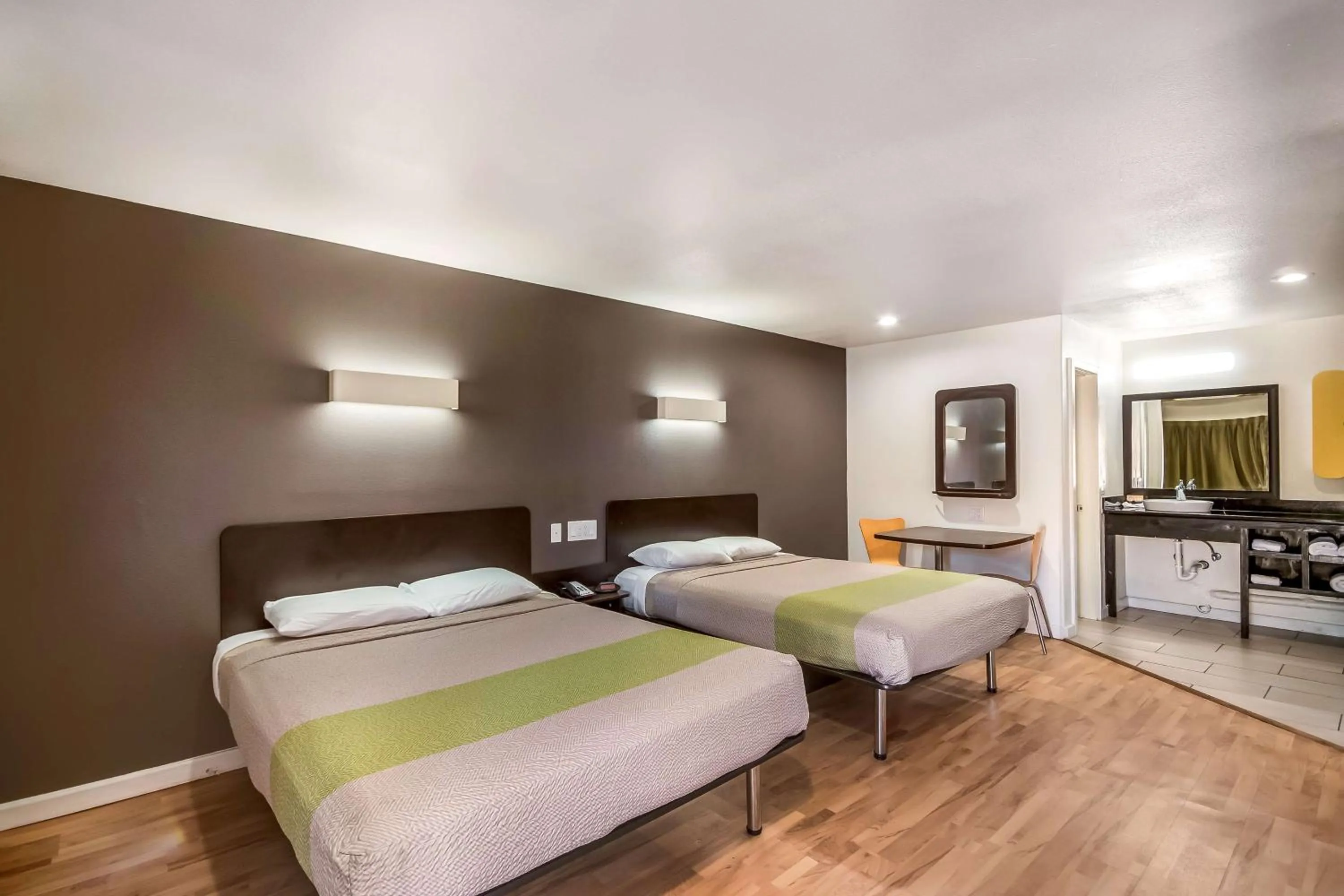 Photo of the whole room, Bed in Studio 6-Huntsville, TX