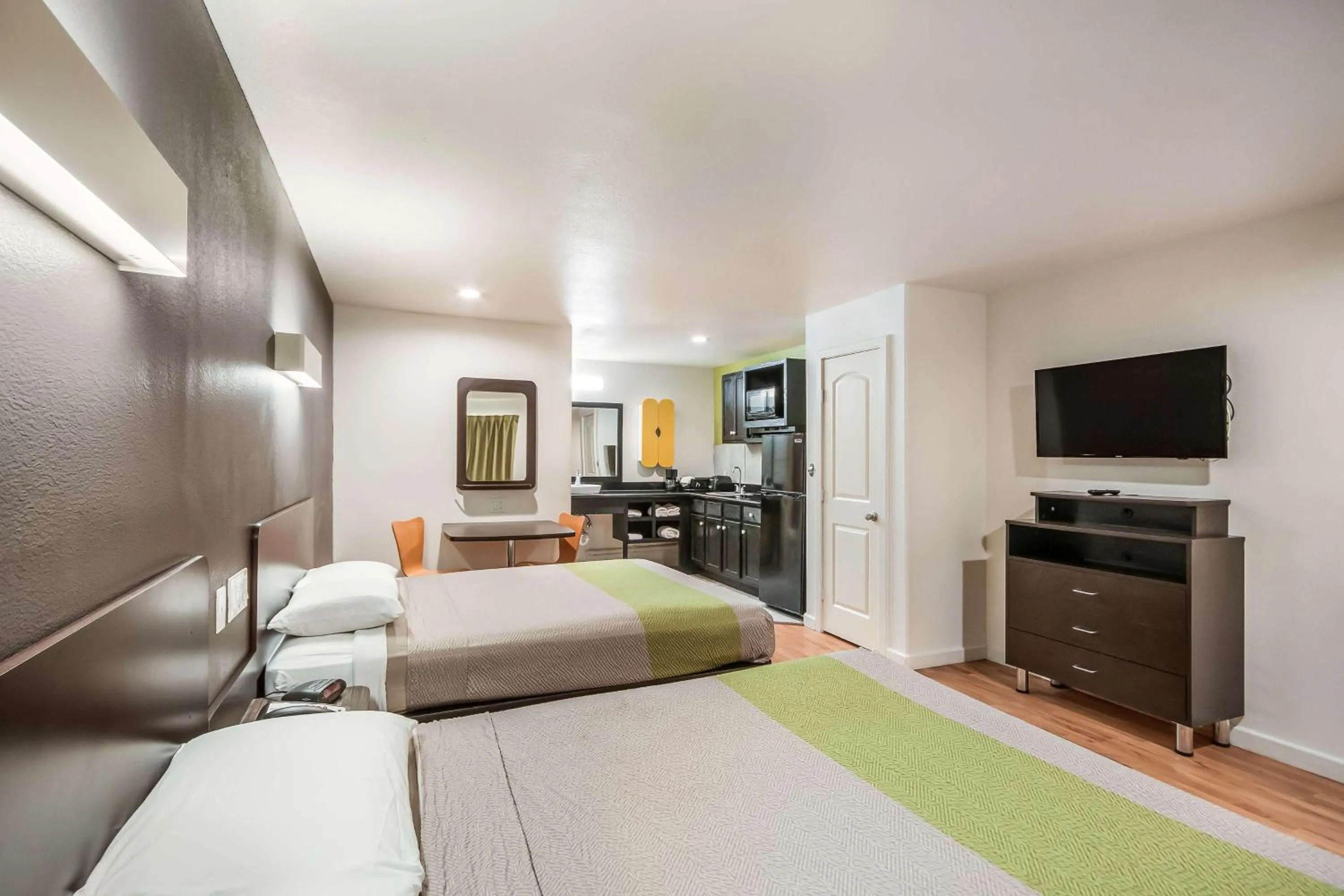 TV and multimedia, Bed in Studio 6-Huntsville, TX