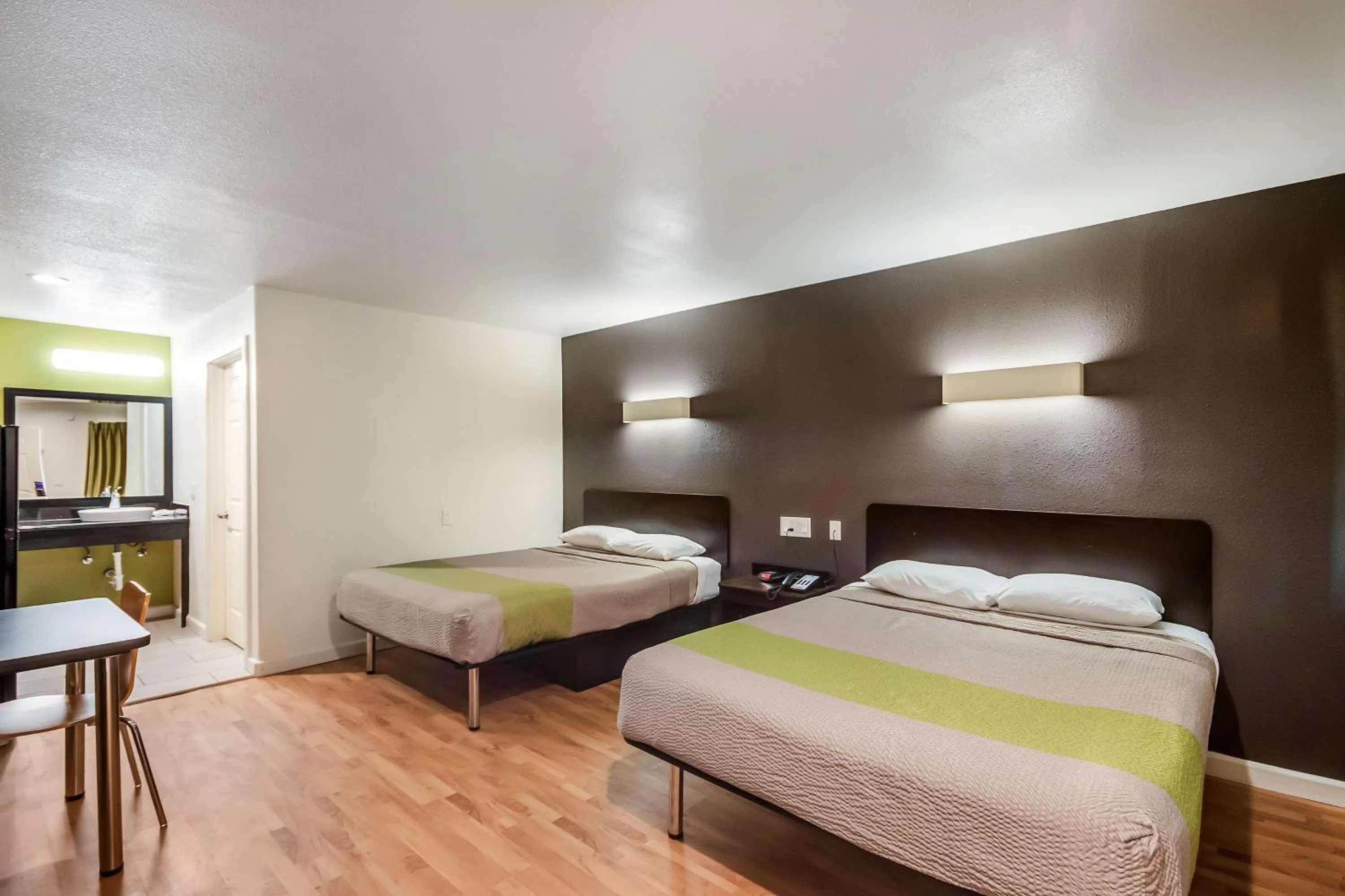 Photo of the whole room, Bed in Studio 6-Huntsville, TX