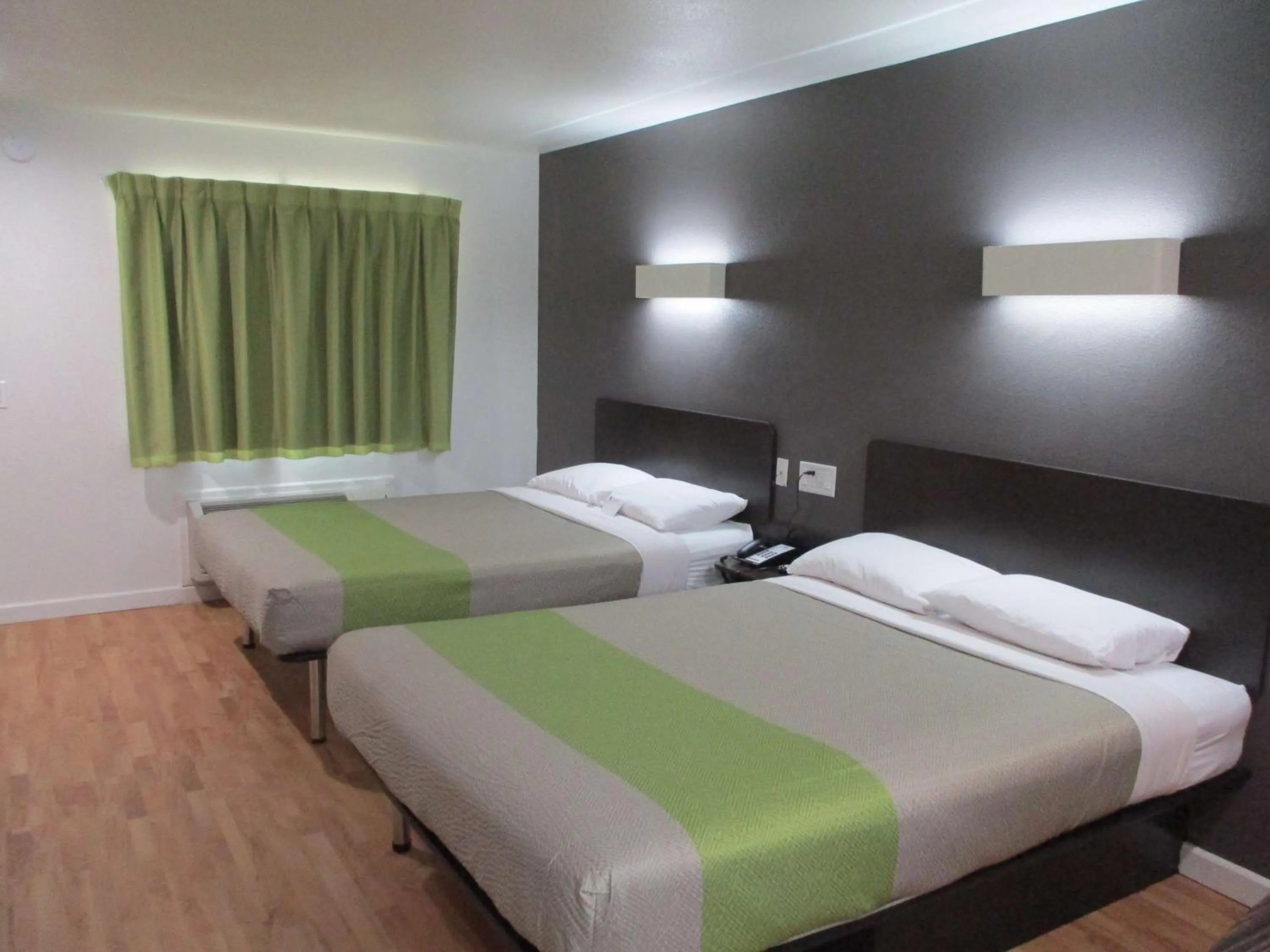 Photo of the whole room, Bed in Studio 6-Huntsville, TX