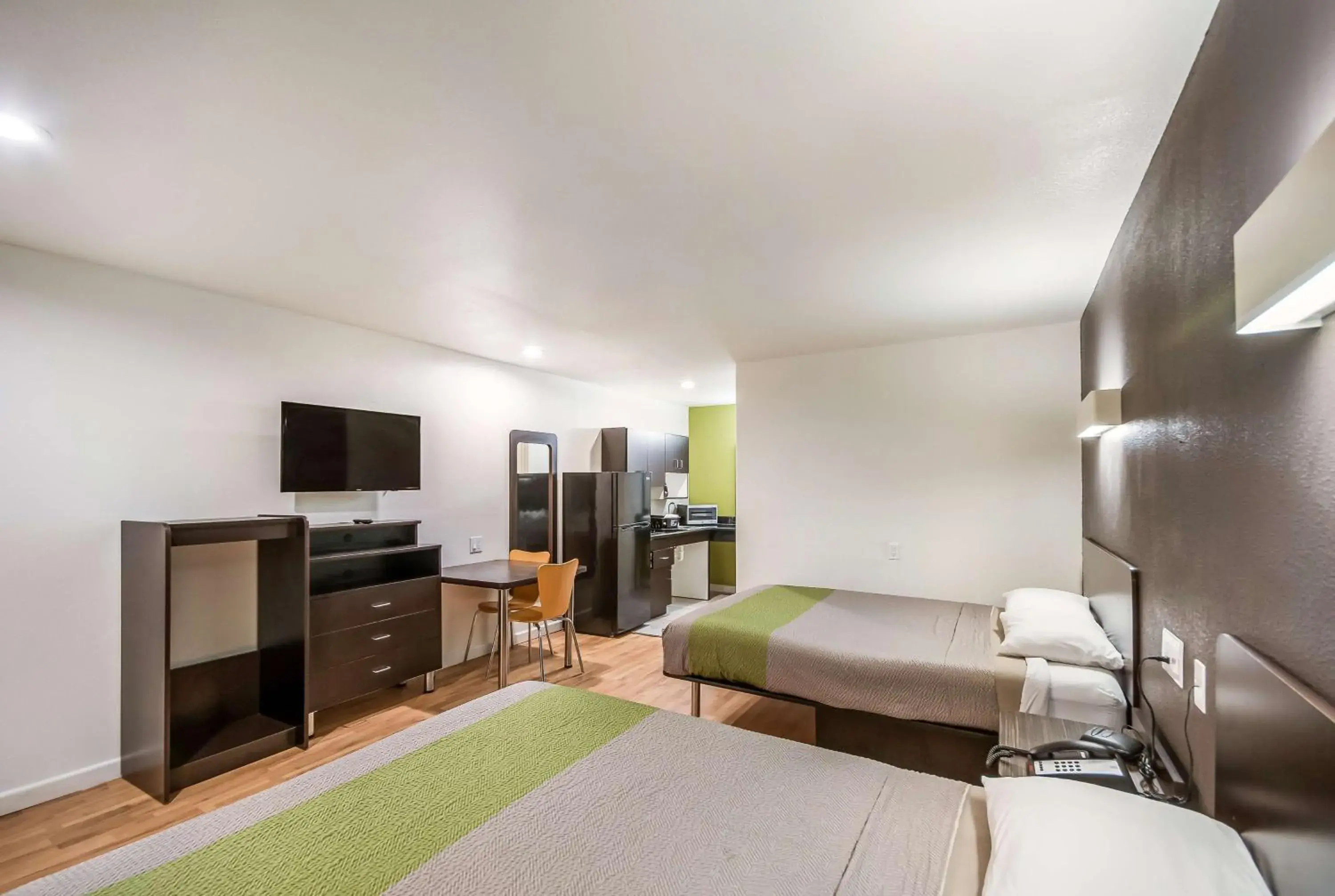 TV and multimedia, Bed in Studio 6-Huntsville, TX TV and multimedia, Bed in Studio 6-Huntsville, TX