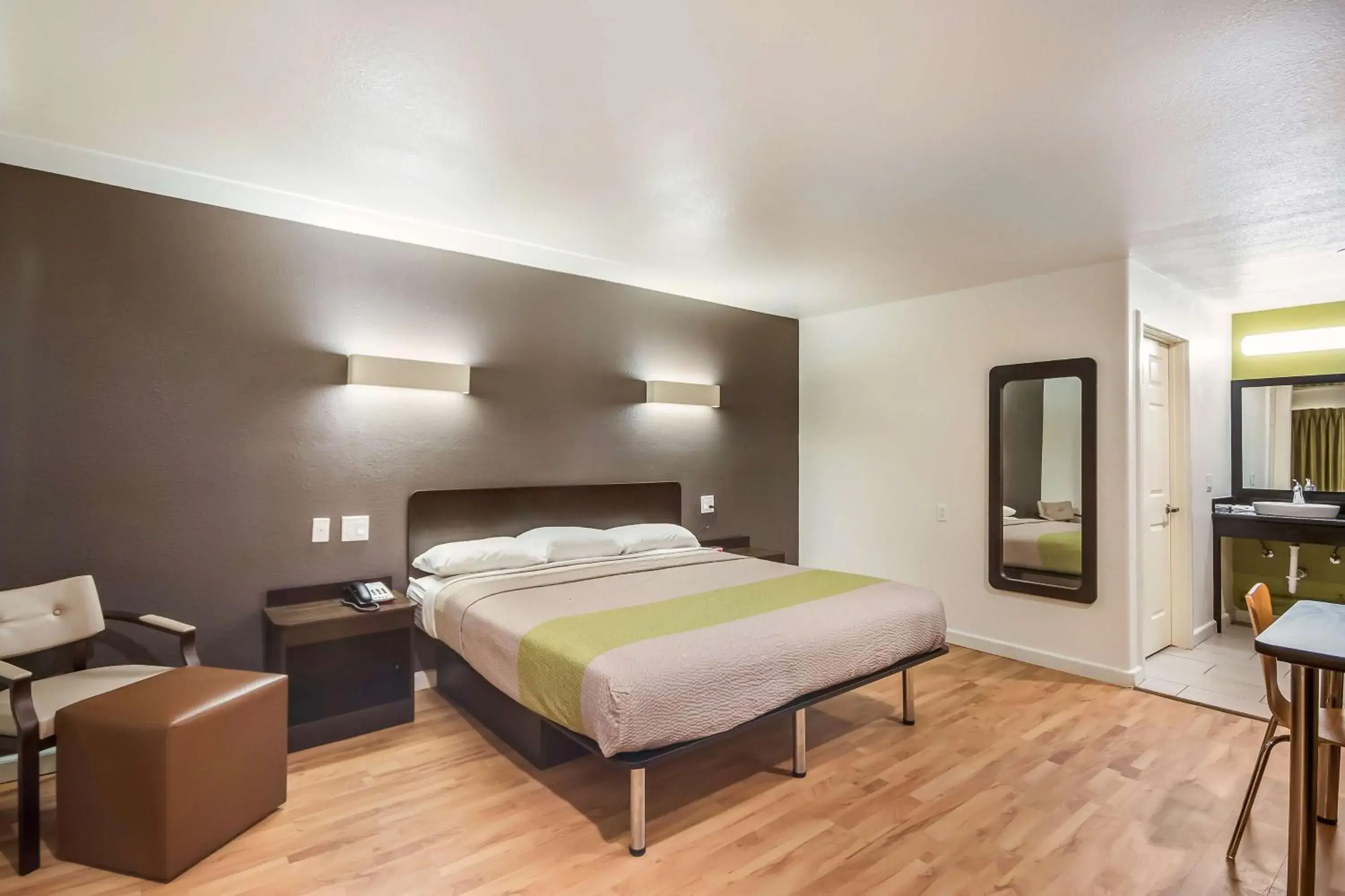 Photo of the whole room, Bed in Studio 6-Huntsville, TX Photo of the whole room, Bed in Studio 6-Huntsville, TX