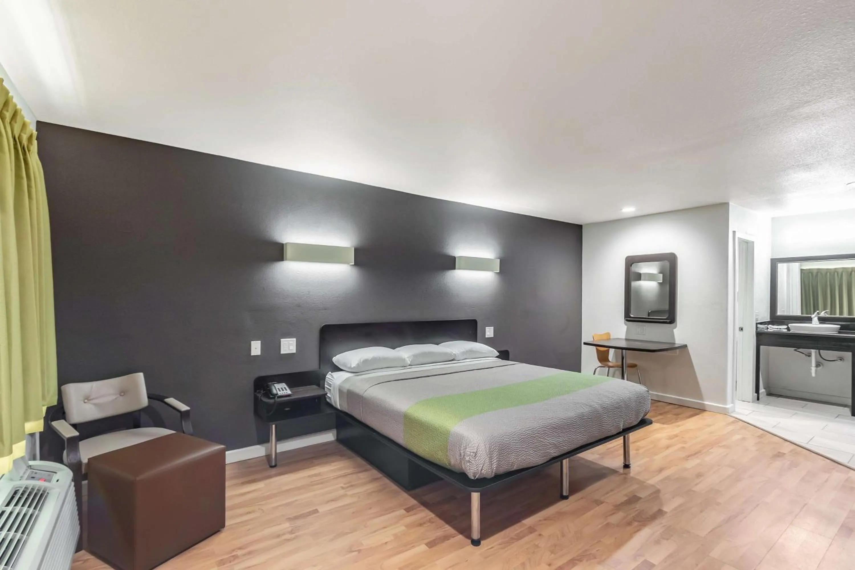 Photo of the whole room, Bed in Studio 6-Huntsville, TX