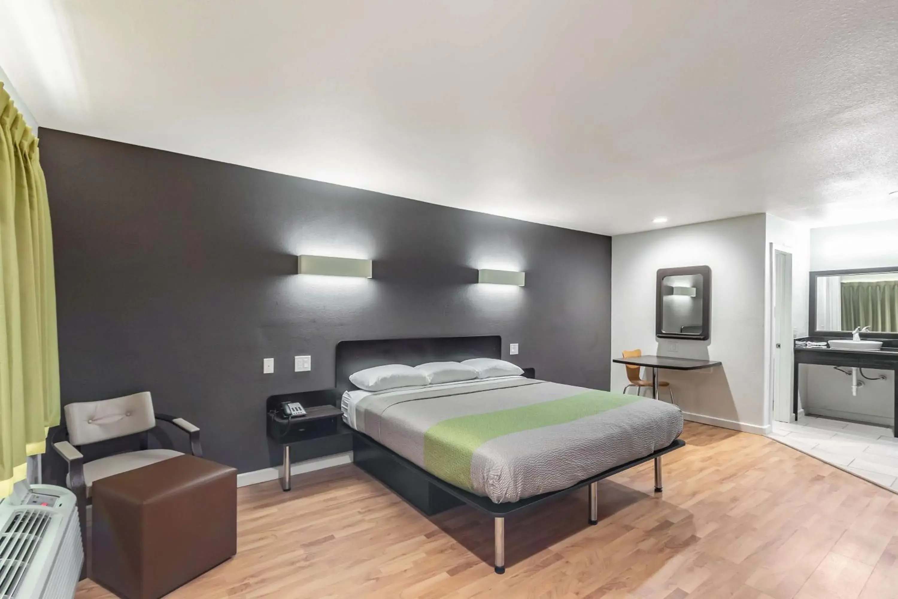 Photo of the whole room, Bed in Studio 6-Huntsville, TX Photo of the whole room, Bed in Studio 6-Huntsville, TX