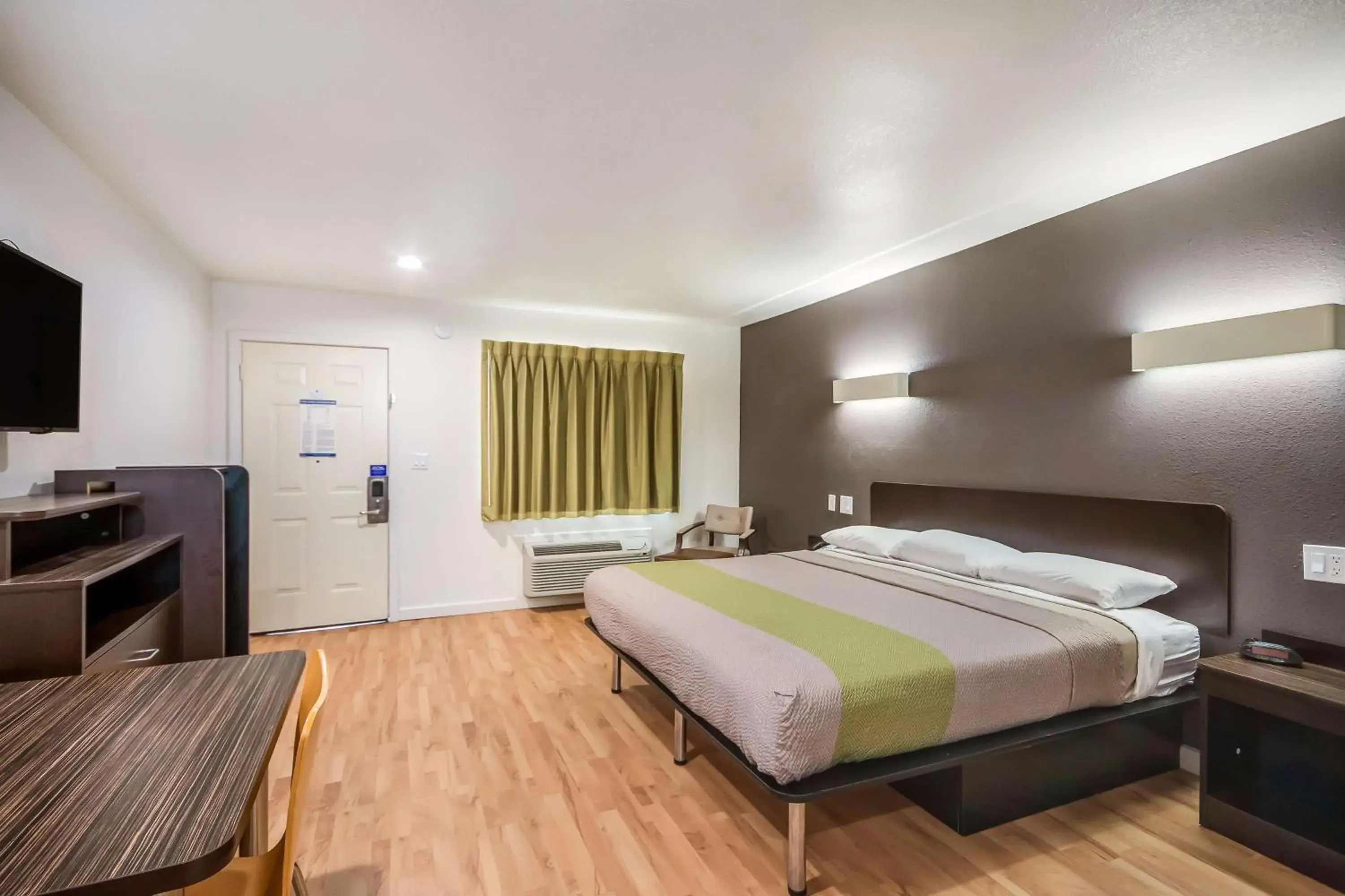 TV and multimedia, Bed in Studio 6-Huntsville, TX TV and multimedia, Bed in Studio 6-Huntsville, TX